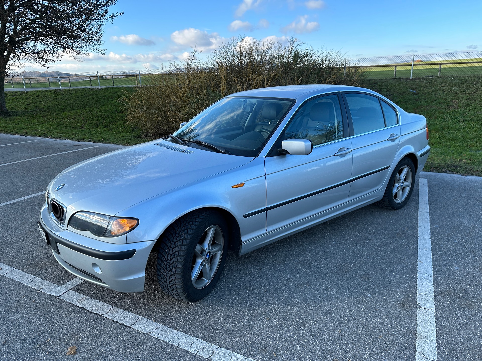 BMW 320i-image-1