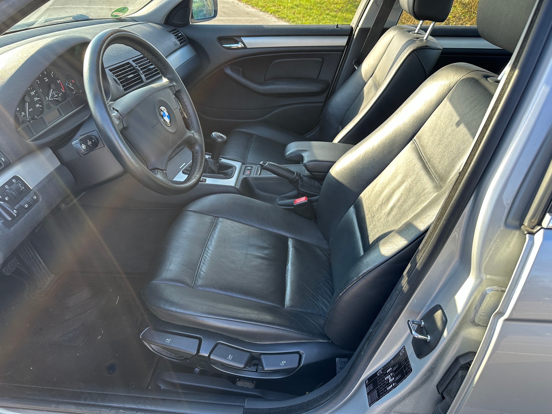 BMW 320i-image-4