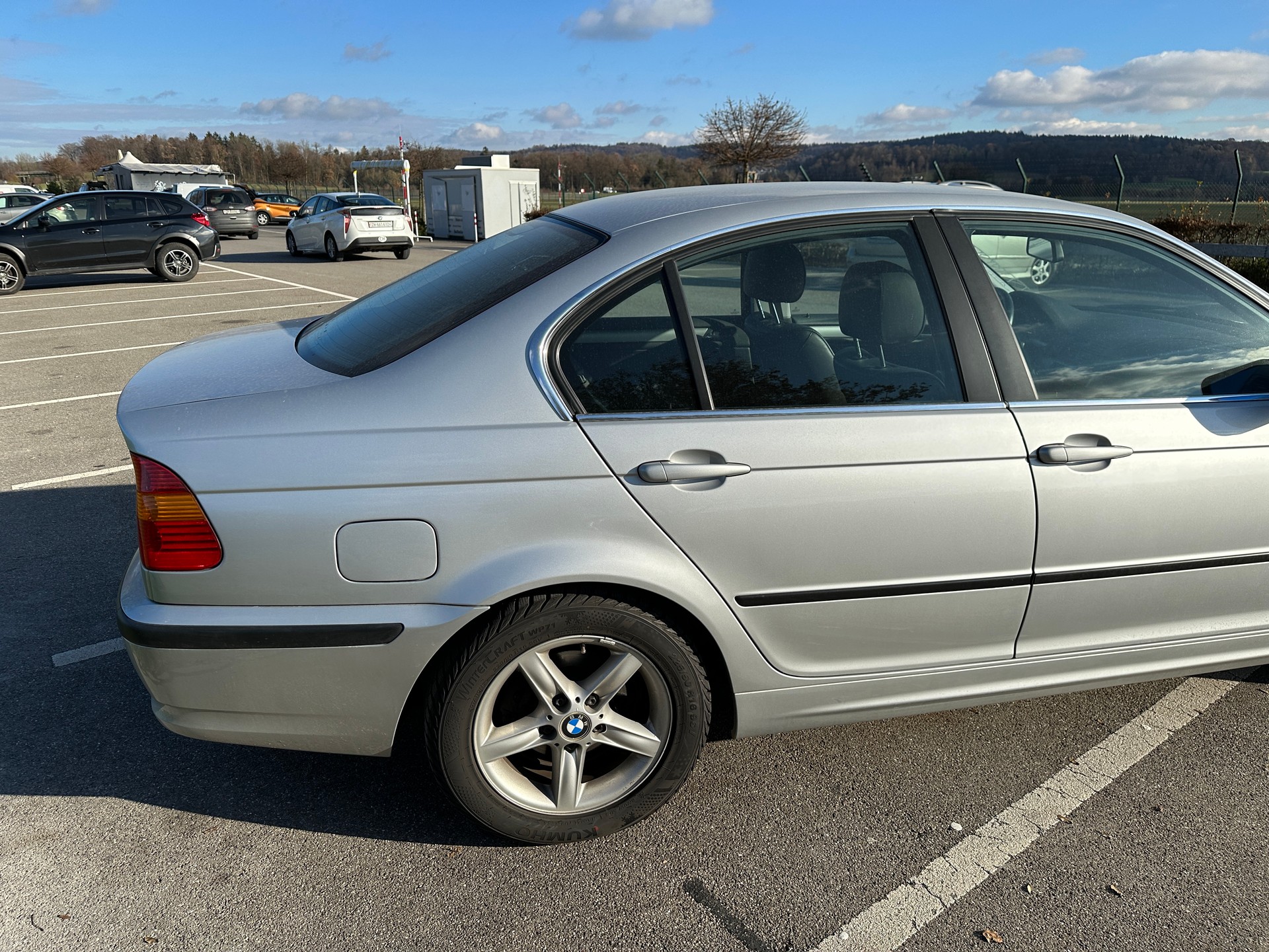 BMW 320i-image-3