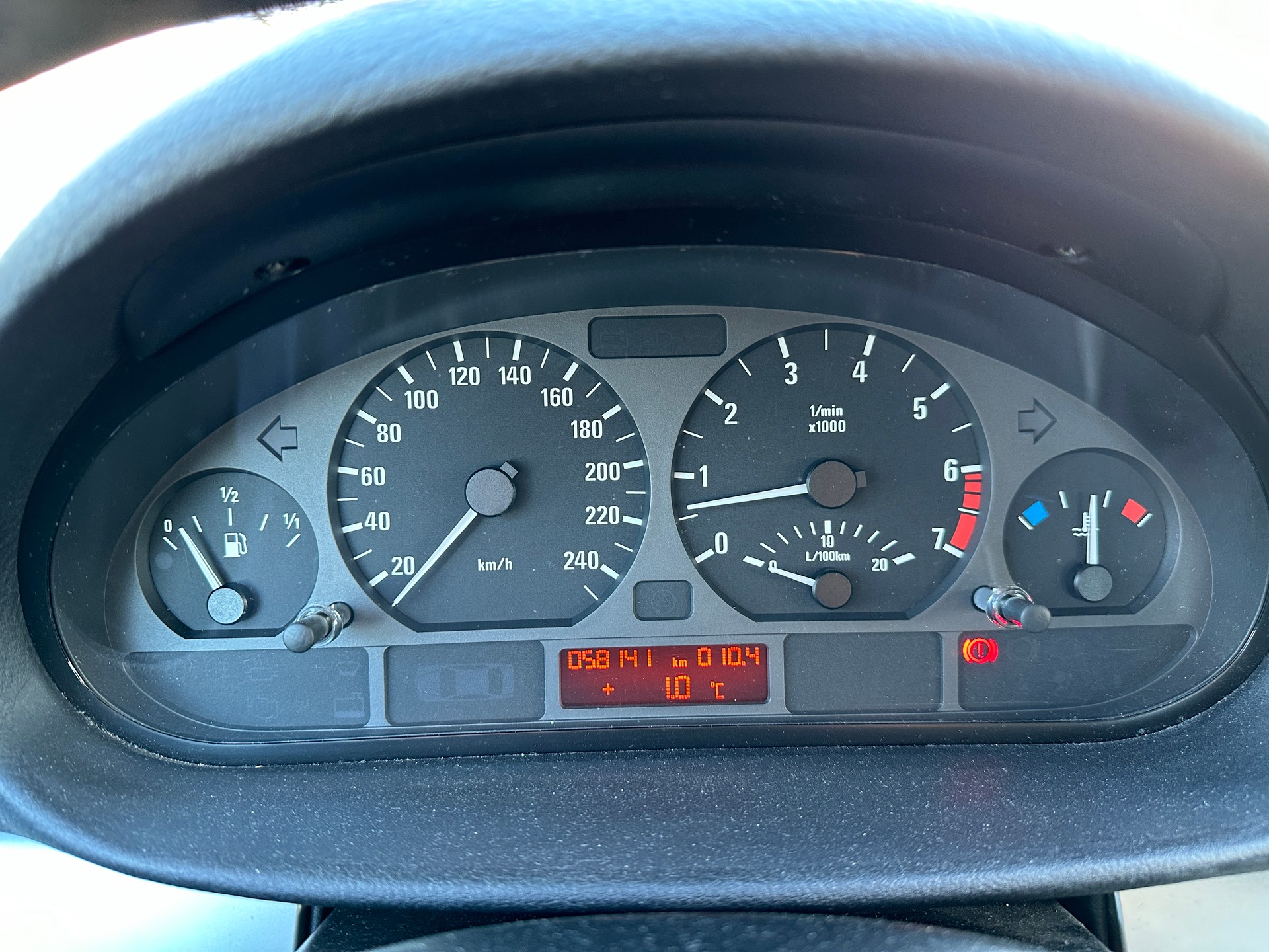 BMW 320i-image-5