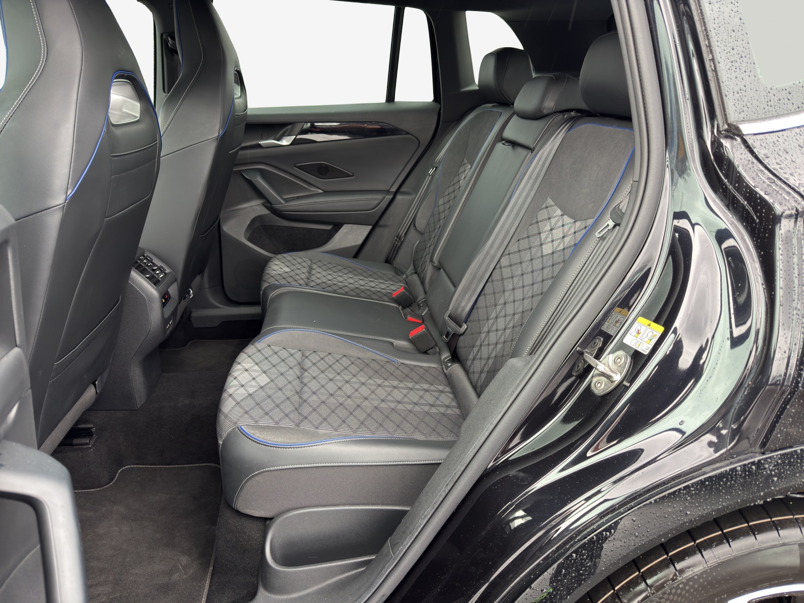 VW Tiguan 2.0 TDI SCR R-Line 4Motion DSG-image-11