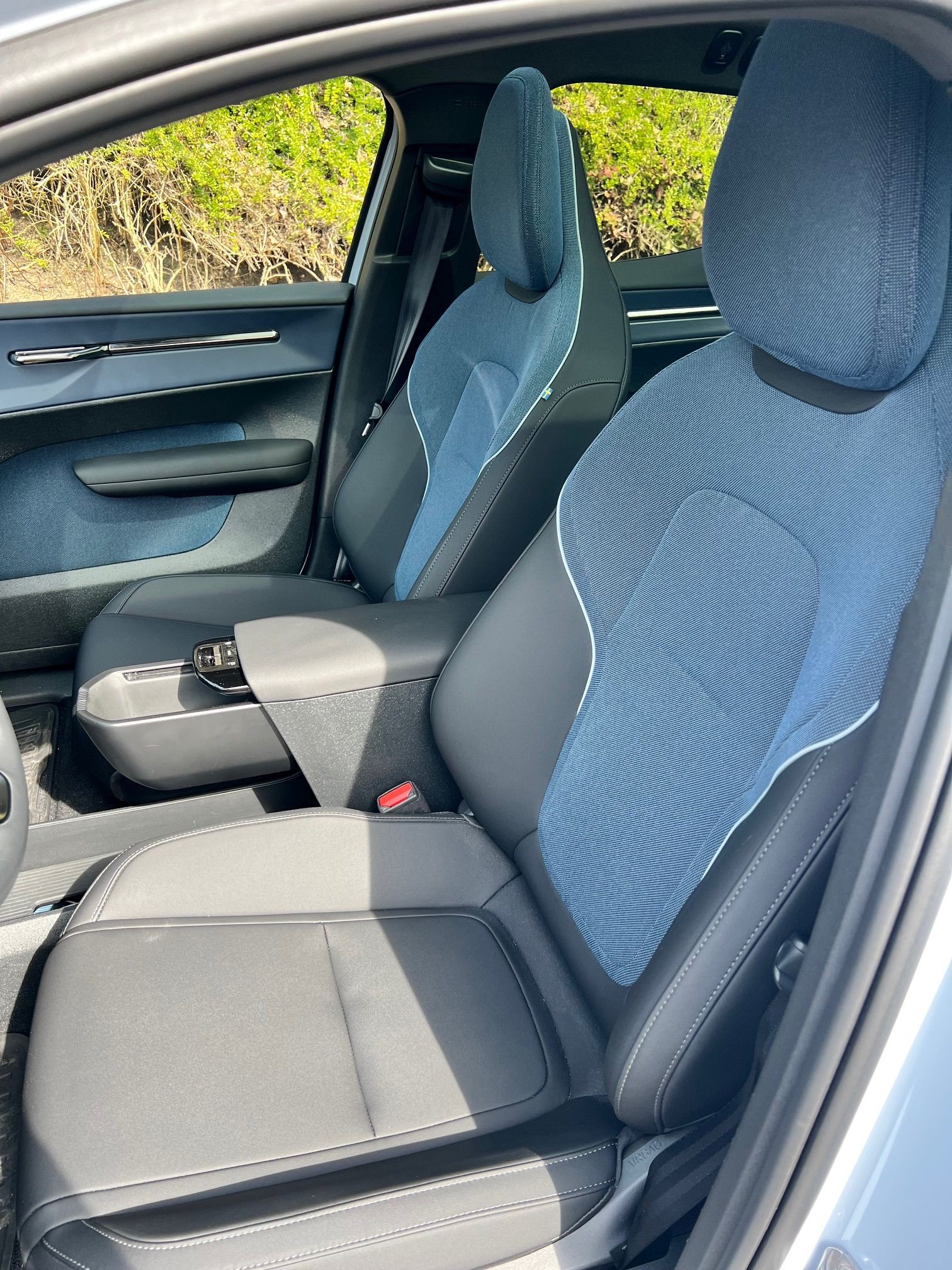 VOLVO EX30 E60 69kWh Twin Ultra-image-2