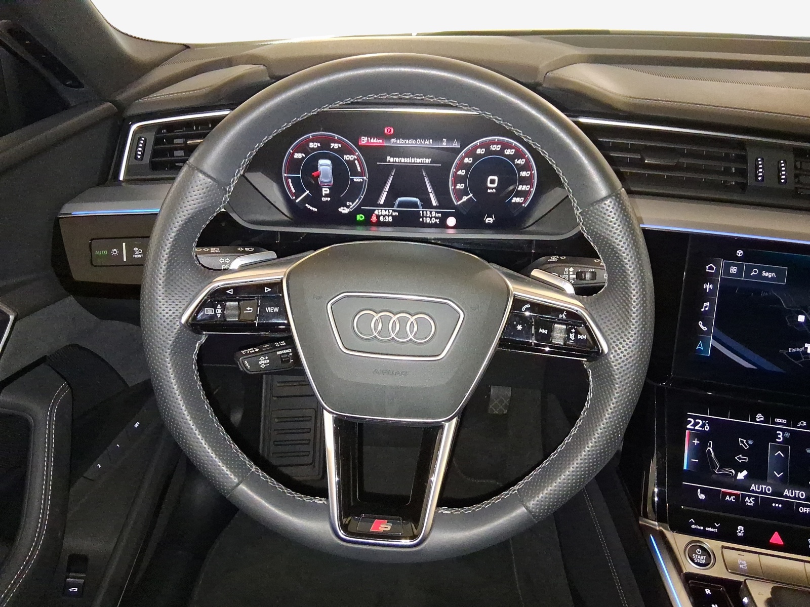 AUDI e-tron 55 S Line quattro-image-10