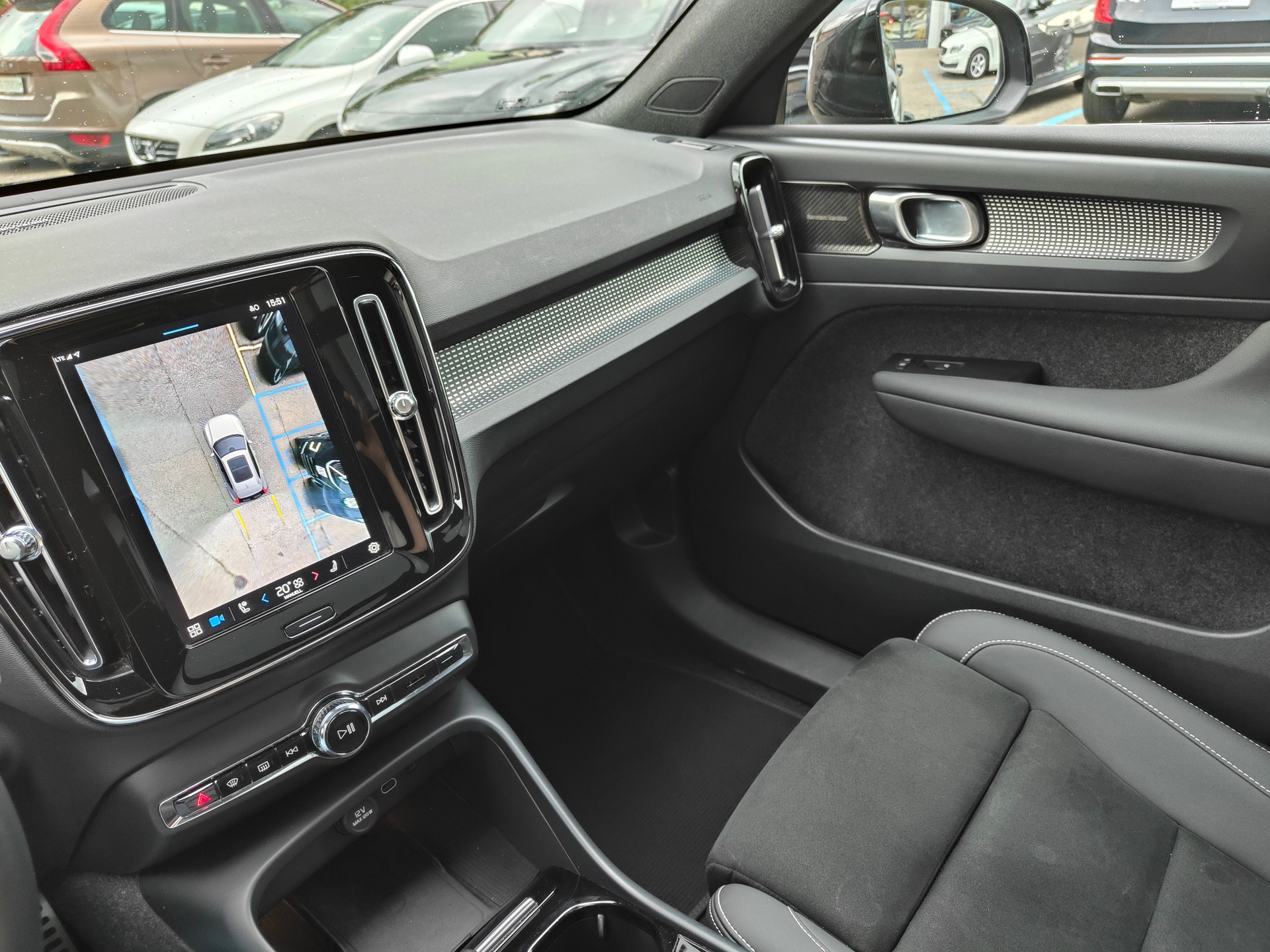 VOLVO XC40 P8 Twin Pro AWD-image-11