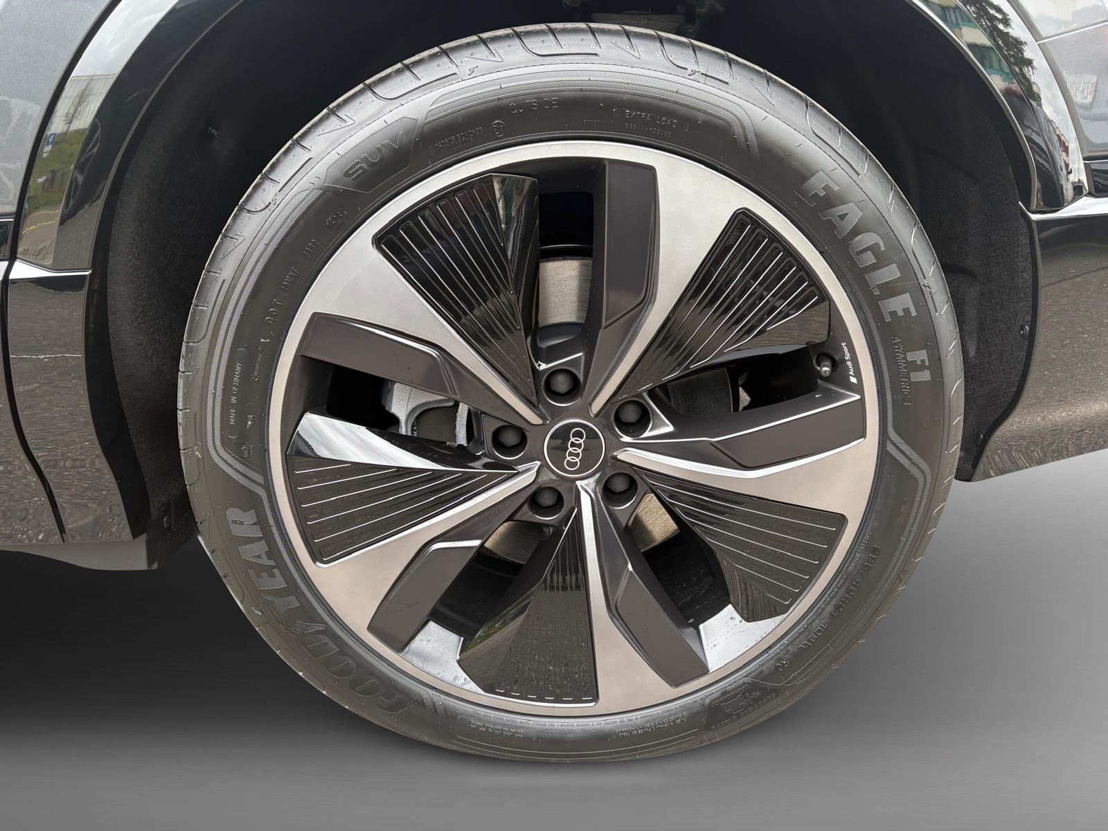 AUDI Q6 Sportback e-tron quattro-image-3