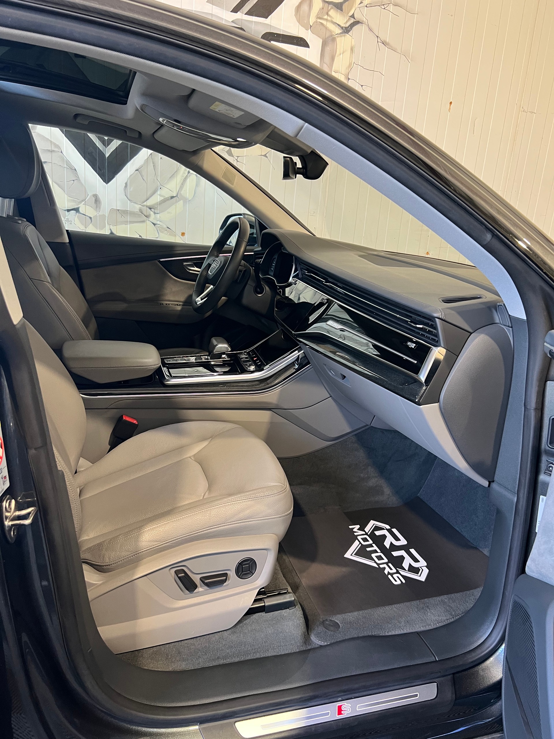 AUDI Q8 55 TFSI quattro tiptronic-image-6