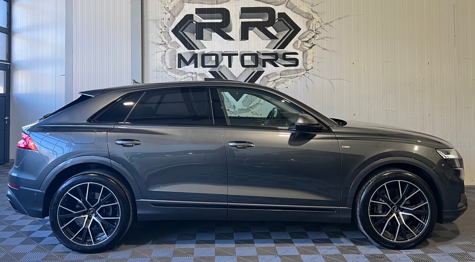 AUDI Q8 55 TFSI quattro tiptronic-image-4