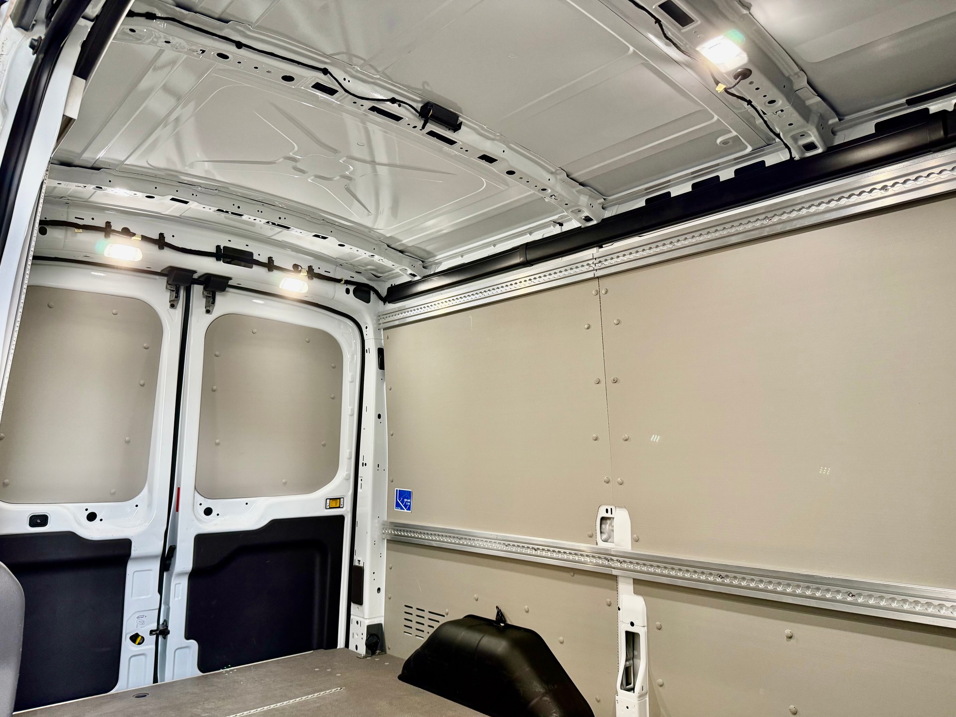 FORD E-Transit Van 350 L2 Trend RWD 68kWh-image-5