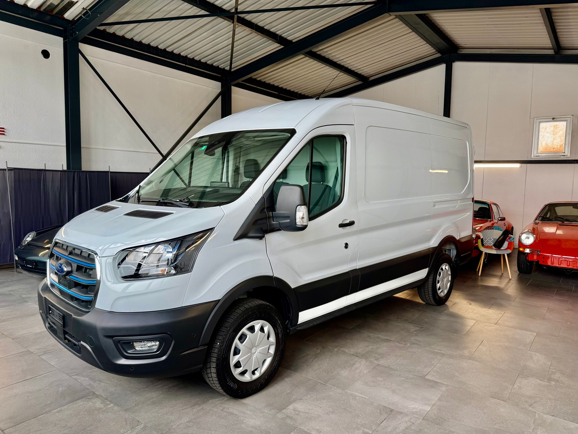 FORD E-Transit Van 350 L2 Trend RWD 68kWh-image-2