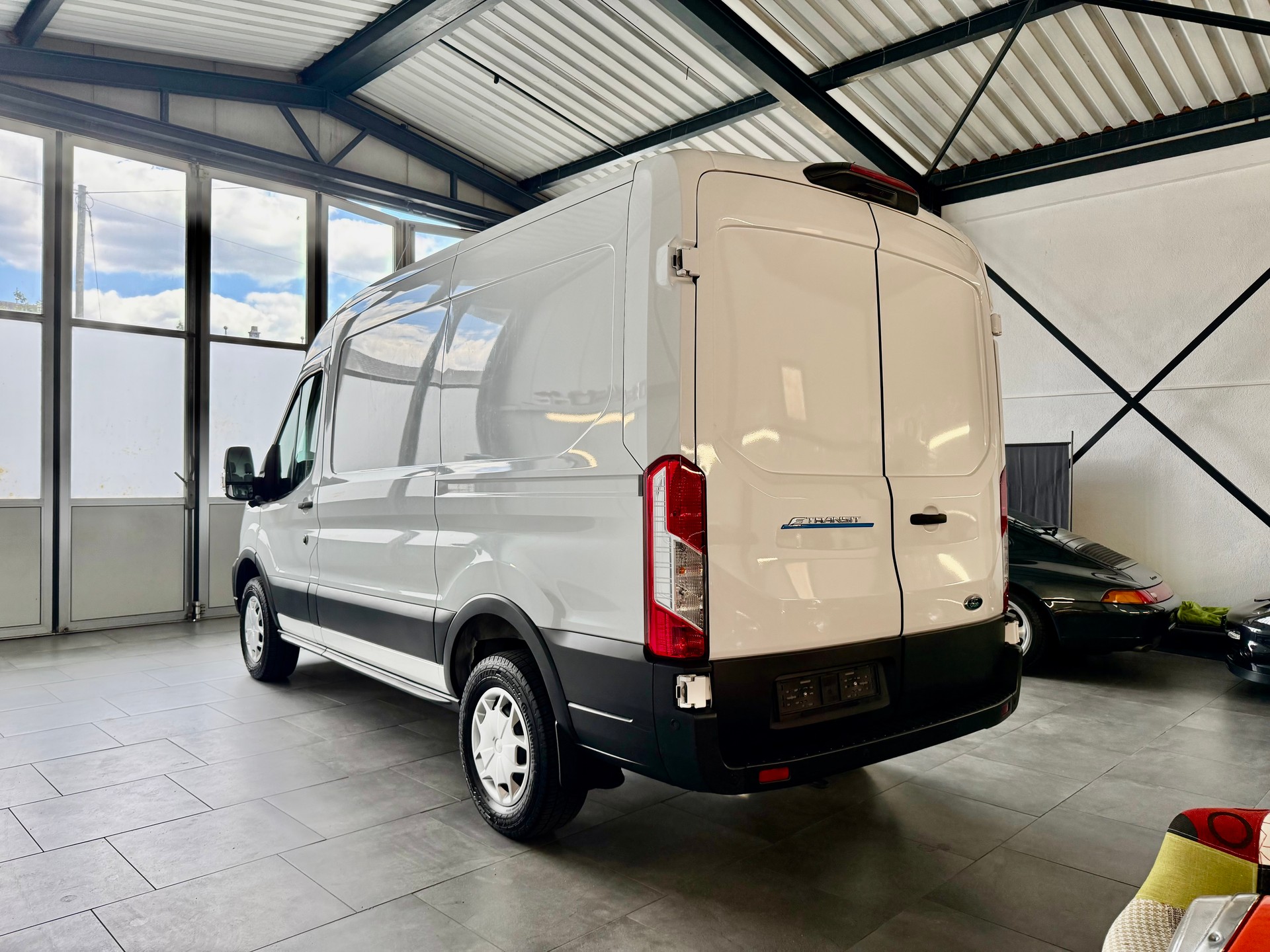 FORD E-Transit Van 350 L2 Trend RWD 68kWh-image-3