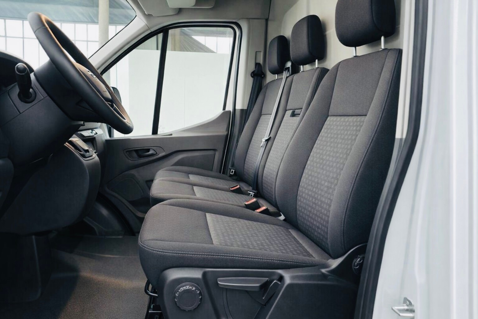 FORD E-Transit Van 350 L2 Trend RWD 68kWh-image-8