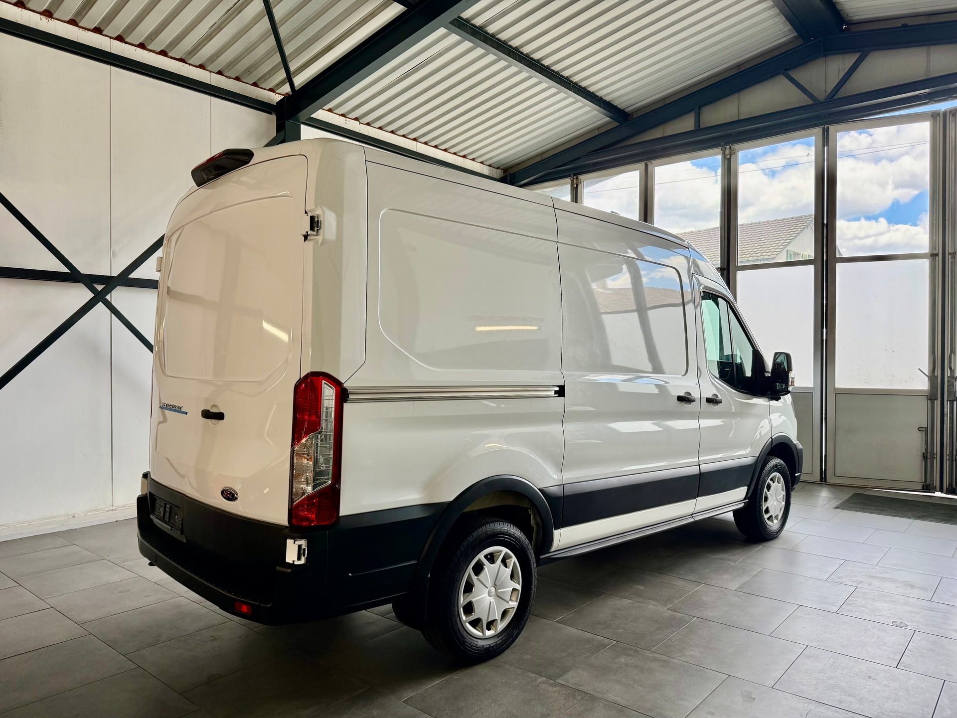 FORD E-Transit Van 350 L2 Trend RWD 68kWh-image-1