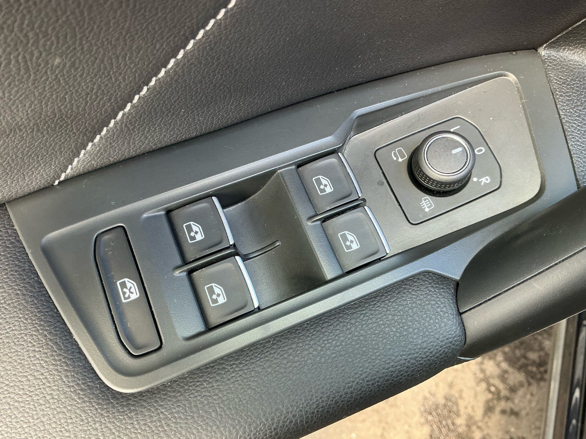 VW Tiguan Allspace R-LINE 4 MOTION *** PANORAMAGLASDACH & ANHÄNGEKUPPLUNG ***-image-27