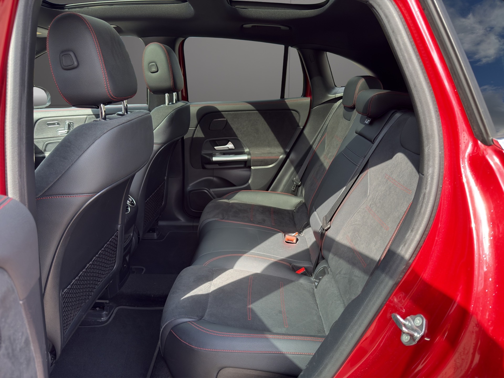 MERCEDES-BENZ EQA 350 AMG Line 4Matic * CH Fahrzeug *-image-10