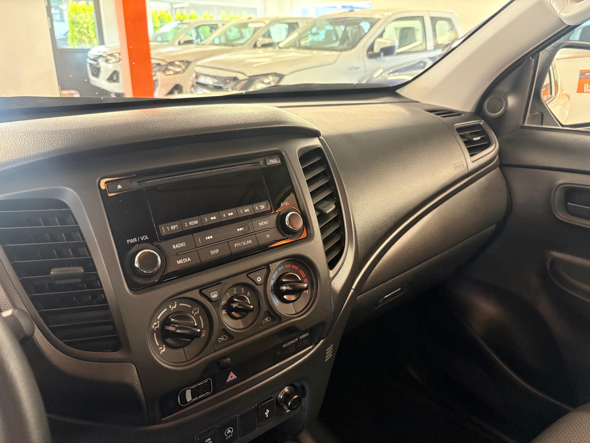 MITSUBISHI L 200 2.2 Value Club Cab-image-11