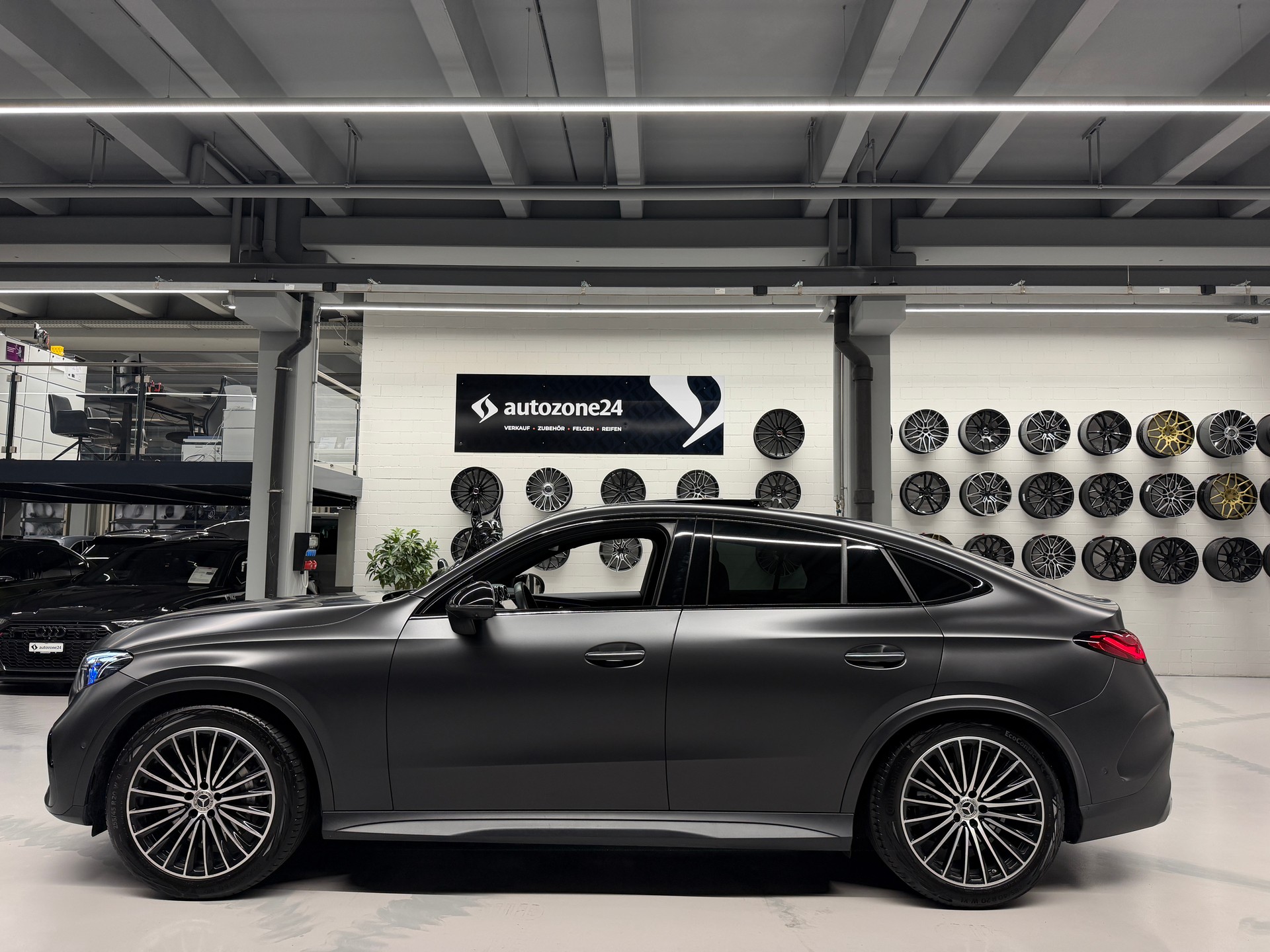 MERCEDES-BENZ GLC 300 AMG Line 4matic Coupé *CH-Auto*Sonderlackierung Manufaktur magno*Gratis Service*-image-12