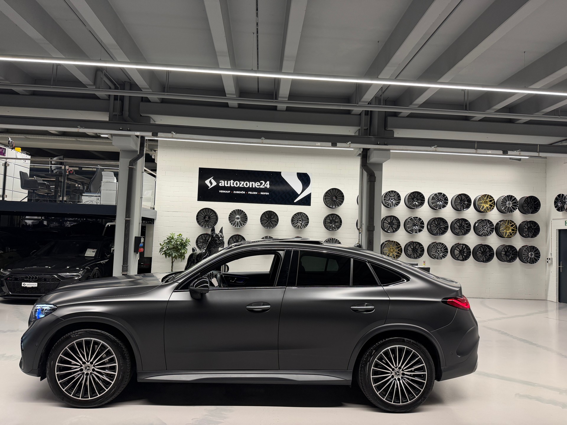 MERCEDES-BENZ GLC 300 AMG Line 4matic Coupé *CH-Auto*Sonderlackierung Manufaktur magno*Gratis Service*-image-7