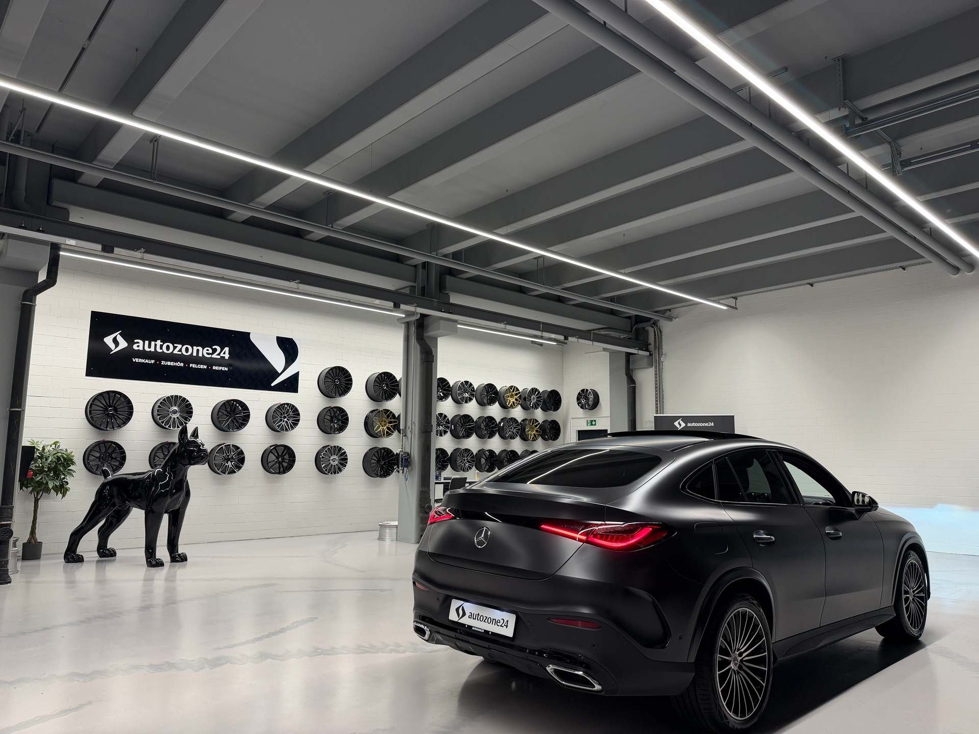 MERCEDES-BENZ GLC 300 AMG Line 4matic Coupé *CH-Auto*Sonderlackierung Manufaktur magno*Gratis Service*-image-4