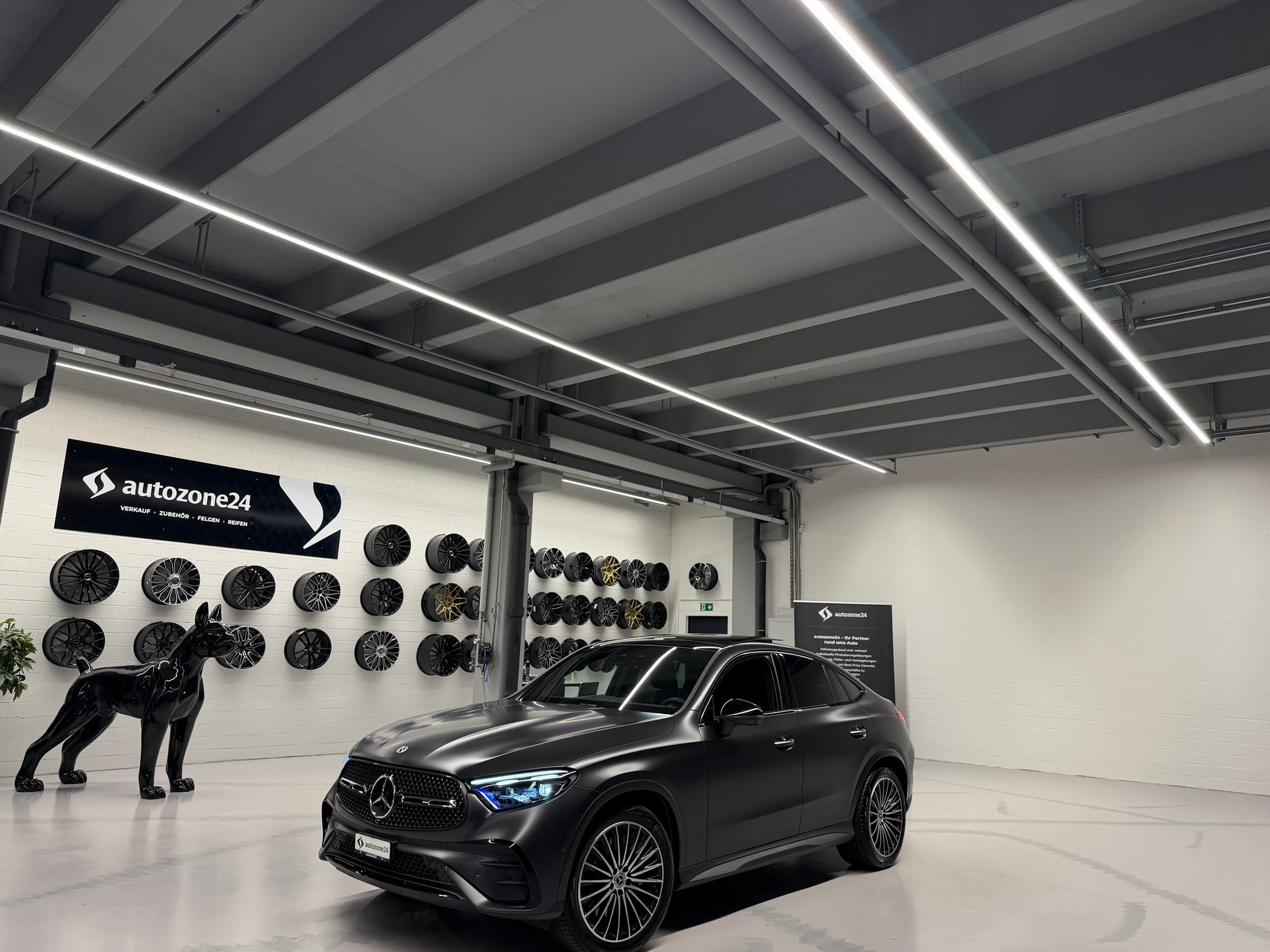 MERCEDES-BENZ GLC 300 AMG Line 4matic Coupé *CH-Auto*Sonderlackierung Manufaktur magno*Gratis Service*-image-3