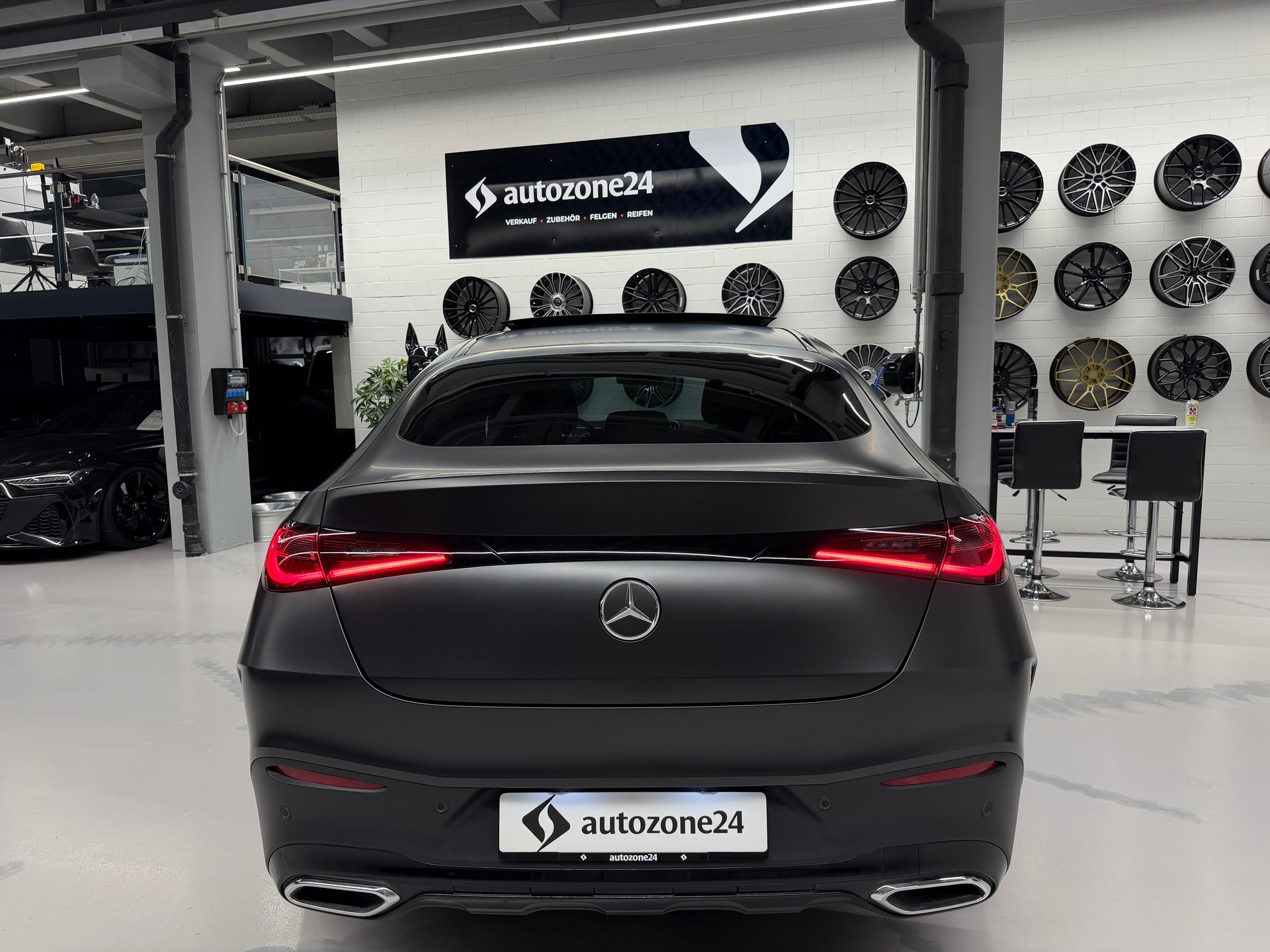MERCEDES-BENZ GLC 300 AMG Line 4matic Coupé *CH-Auto*Sonderlackierung Manufaktur magno*Gratis Service*-image-6