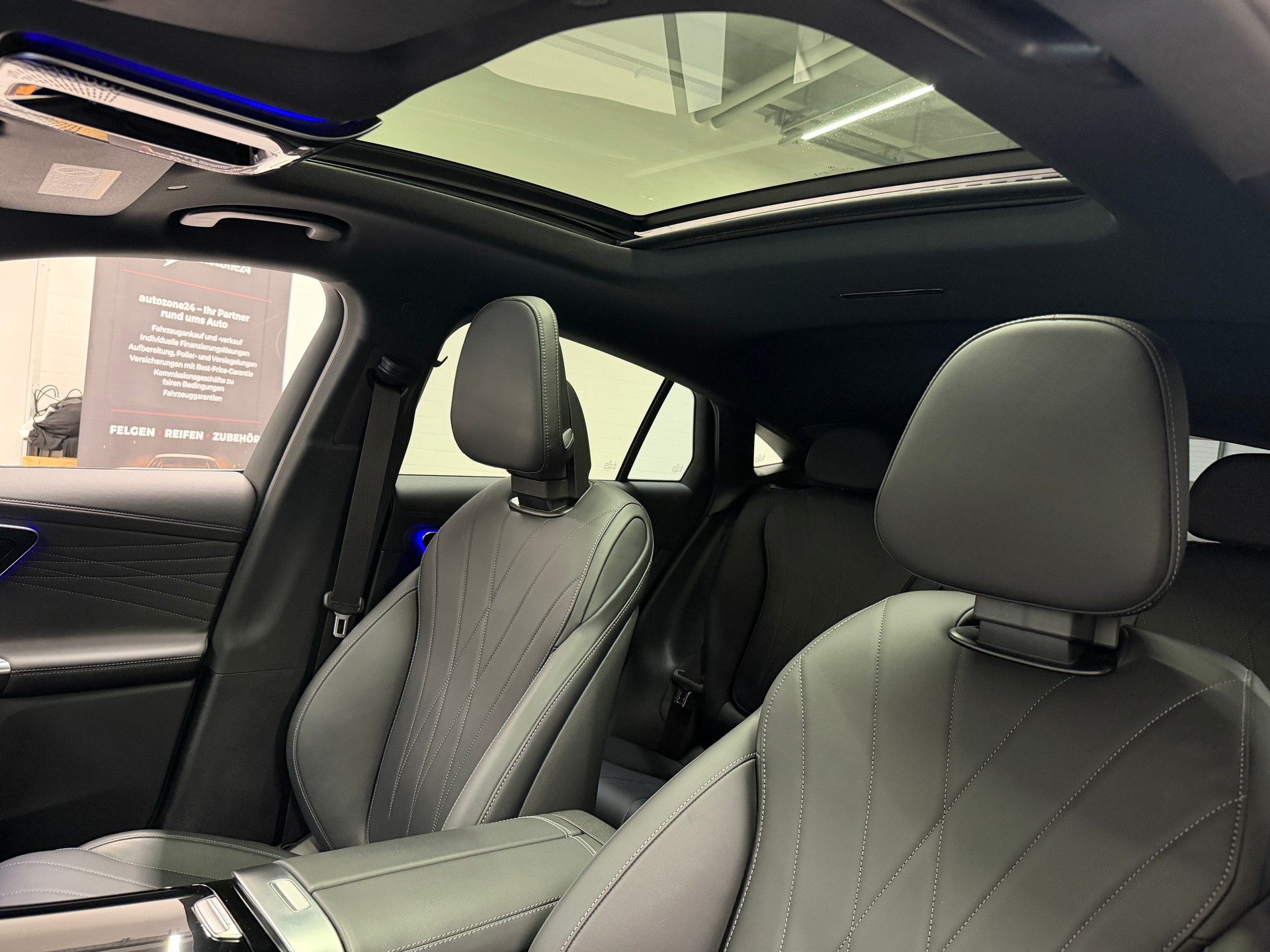 MERCEDES-BENZ GLC 300 AMG Line 4matic Coupé *CH-Auto*Sonderlackierung Manufaktur magno*Gratis Service*-image-16