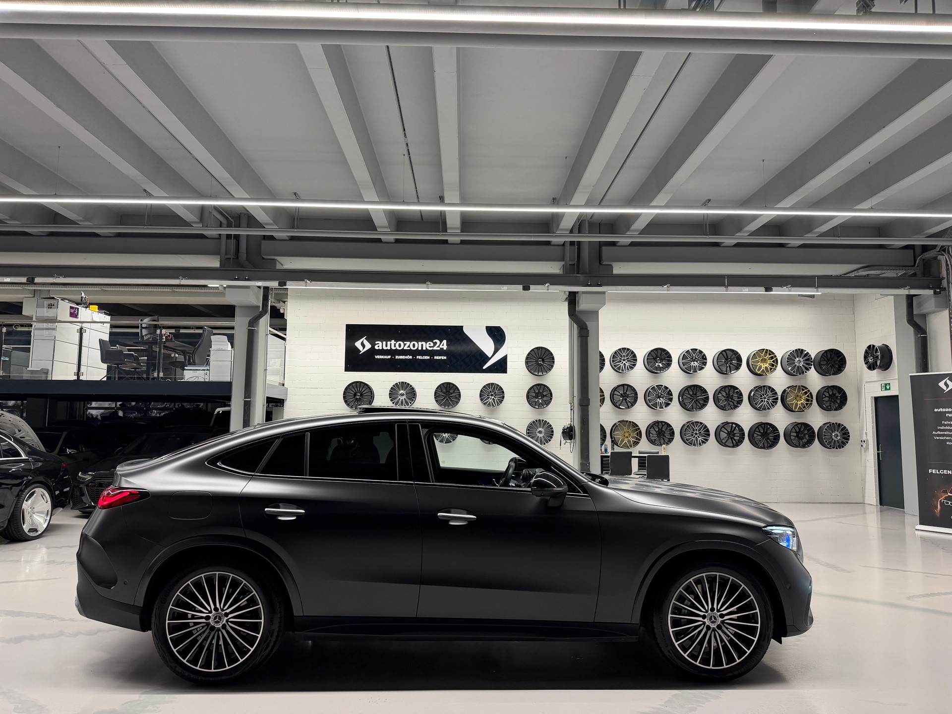 MERCEDES-BENZ GLC 300 AMG Line 4matic Coupé *CH-Auto*Sonderlackierung Manufaktur magno*Gratis Service*-image-8