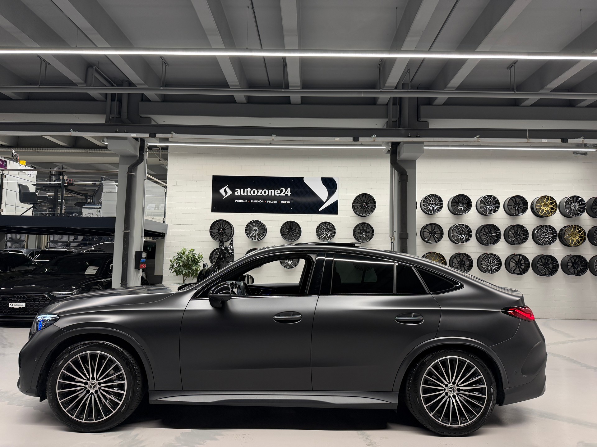 MERCEDES-BENZ GLC 300 AMG Line 4matic Coupé *CH-Auto*Sonderlackierung Manufaktur magno*Gratis Service*-image-13