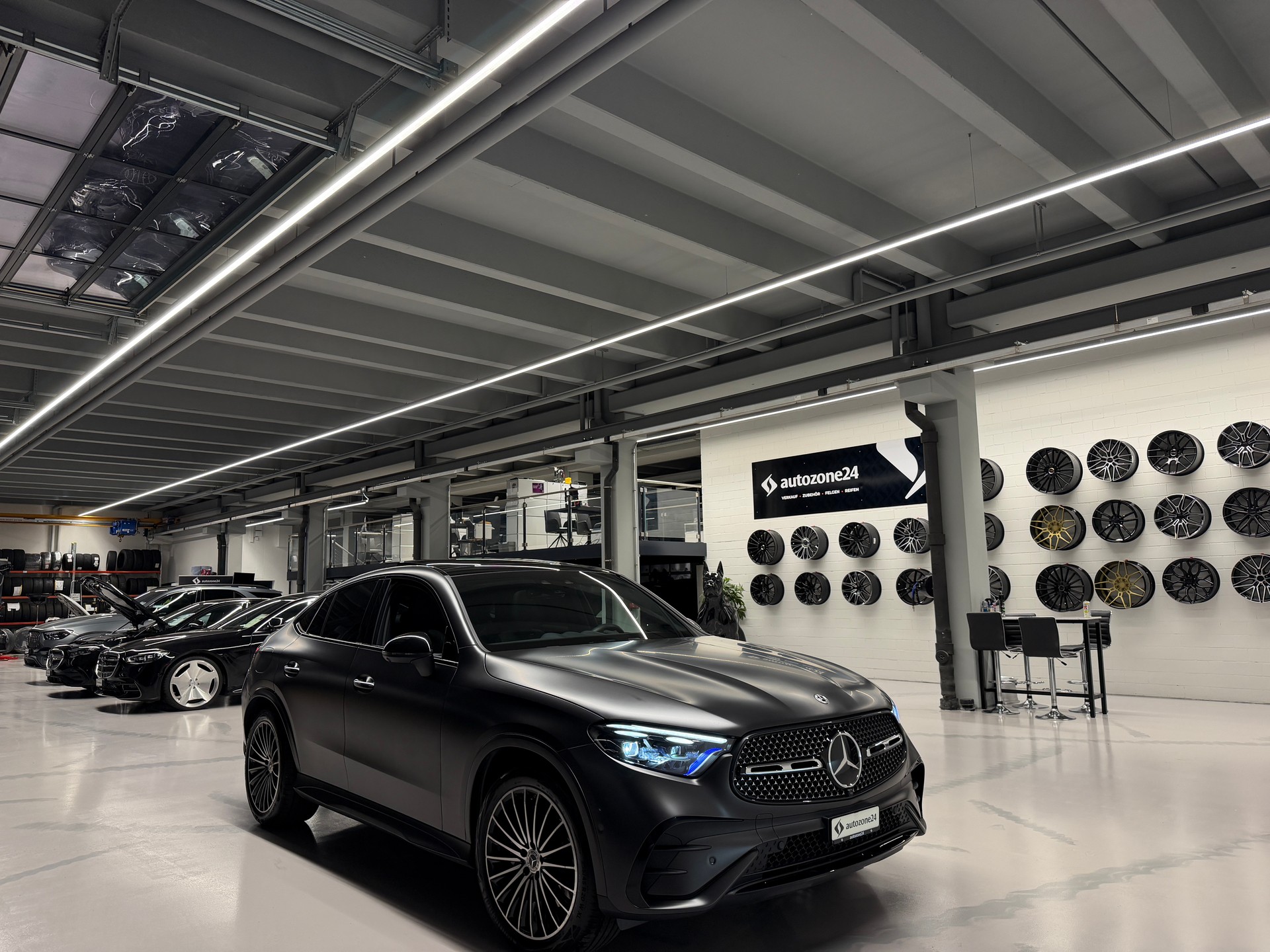 MERCEDES-BENZ GLC 300 AMG Line 4matic Coupé *CH-Auto*Sonderlackierung Manufaktur magno*Gratis Service*-image-1