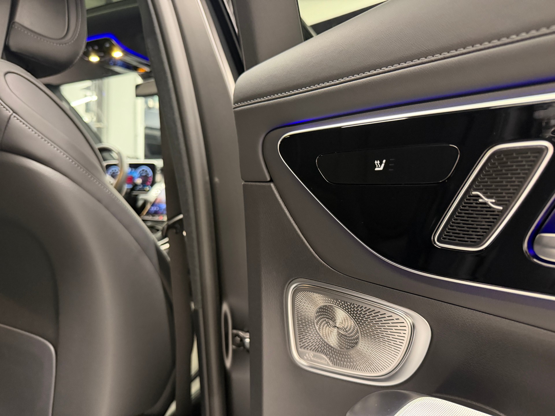 MERCEDES-BENZ GLC 300 AMG Line 4matic Coupé *CH-Auto*Sonderlackierung Manufaktur magno*Gratis Service*-image-18