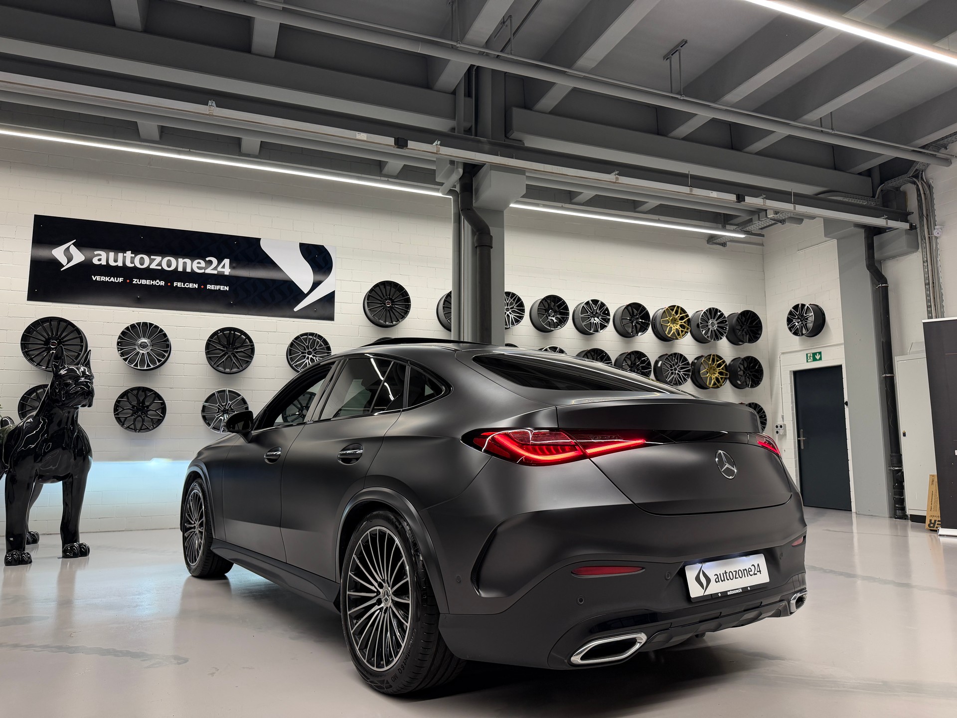 MERCEDES-BENZ GLC 300 AMG Line 4matic Coupé *CH-Auto*Sonderlackierung Manufaktur magno*Gratis Service*-image-9