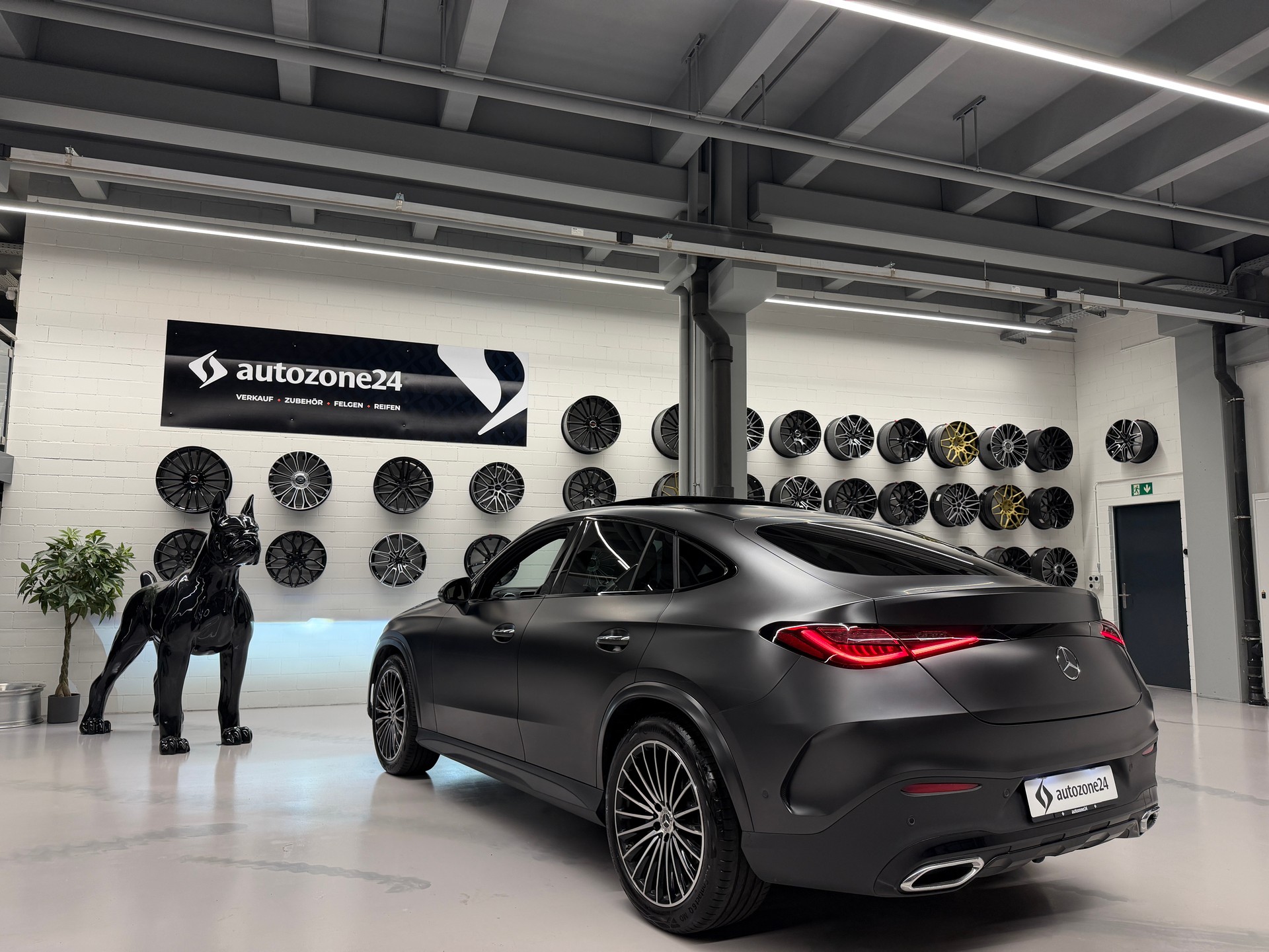 MERCEDES-BENZ GLC 300 AMG Line 4matic Coupé *CH-Auto*Sonderlackierung Manufaktur magno*Gratis Service*-image-5