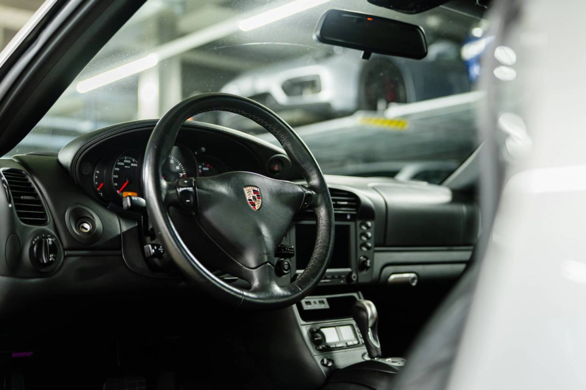 PORSCHE 911 Carrera Coupé-image-3