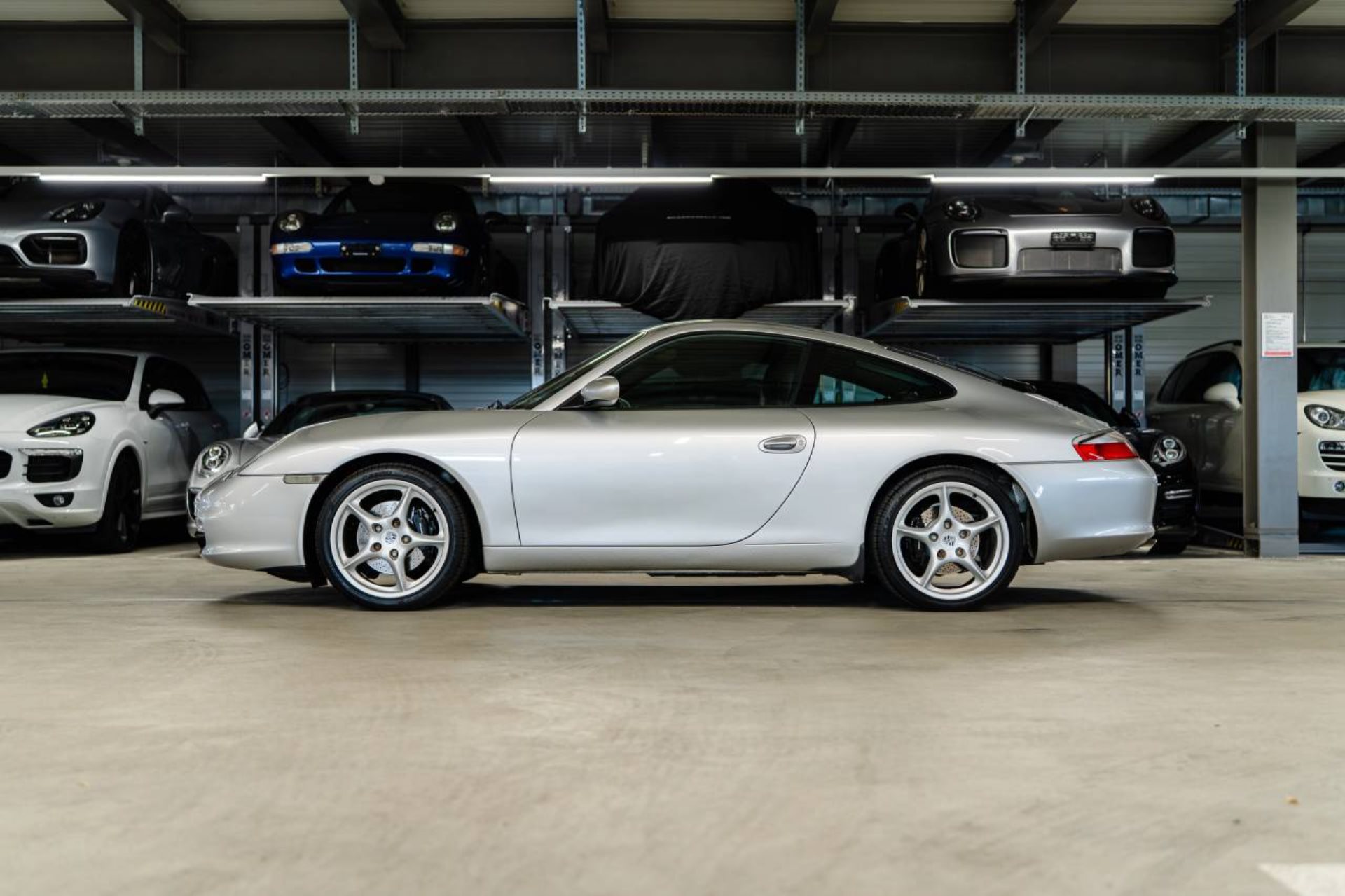 PORSCHE 911 Carrera Coupé-image-1