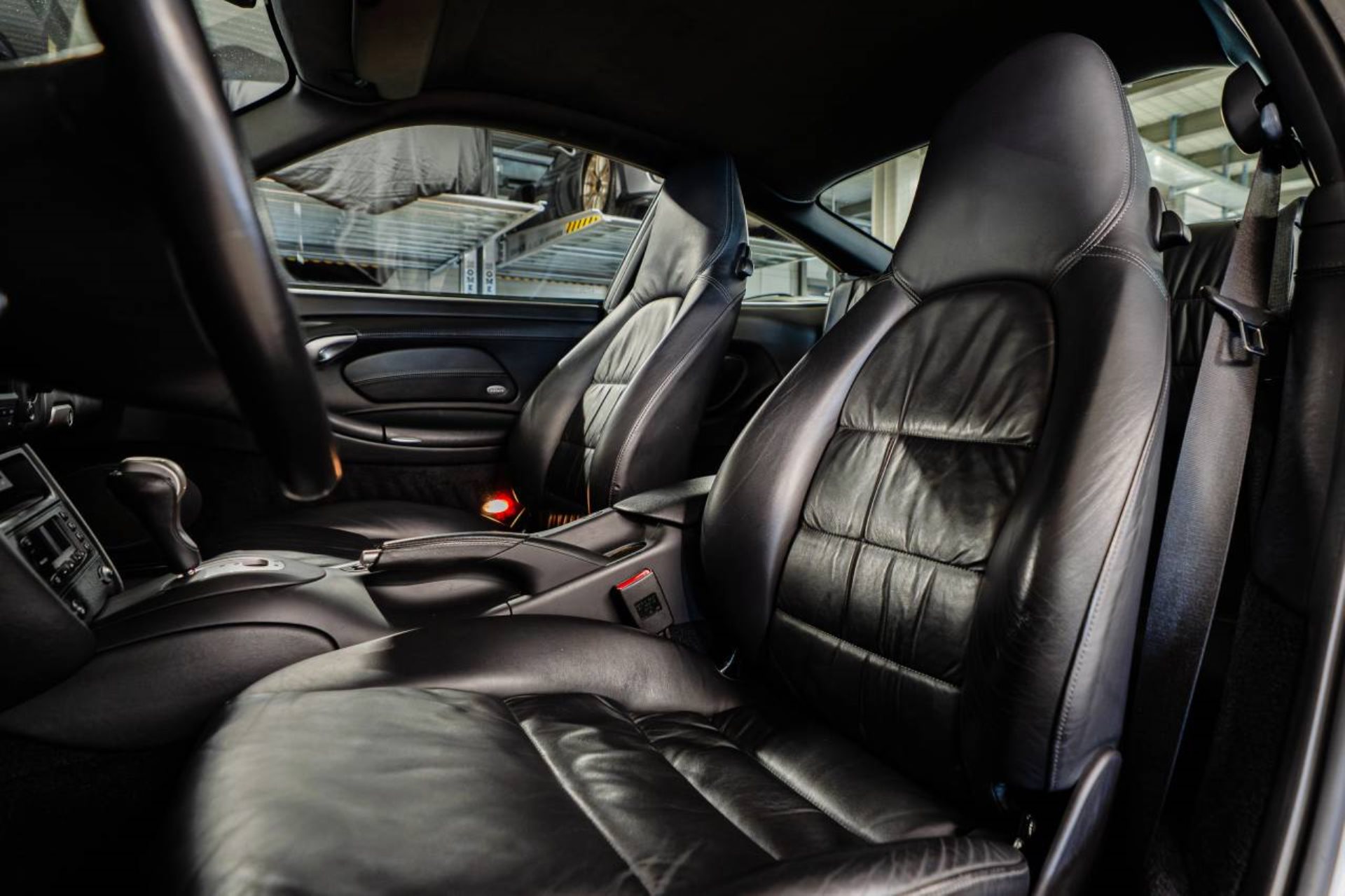 PORSCHE 911 Carrera Coupé-image-12