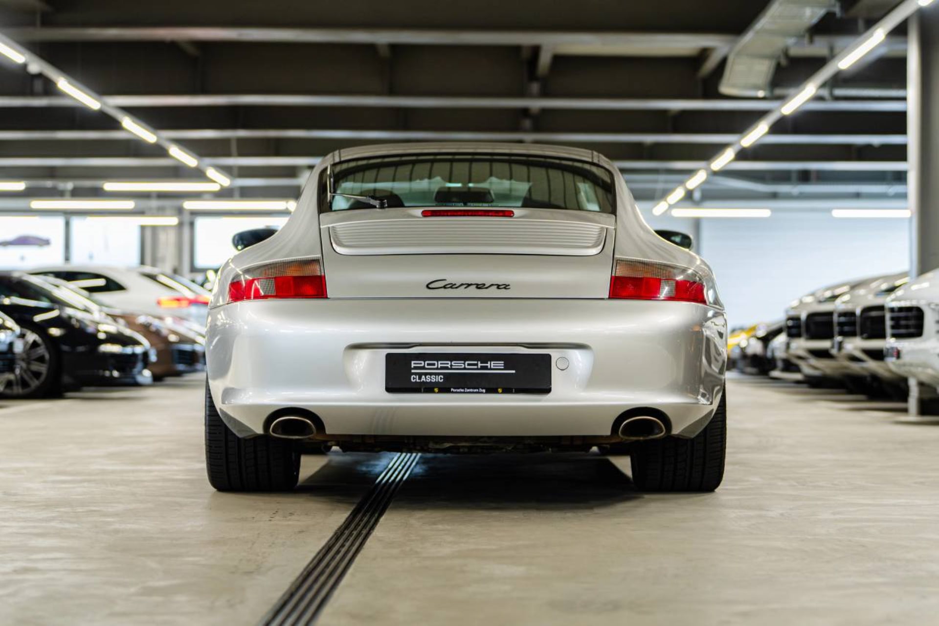 PORSCHE 911 Carrera Coupé-image-6