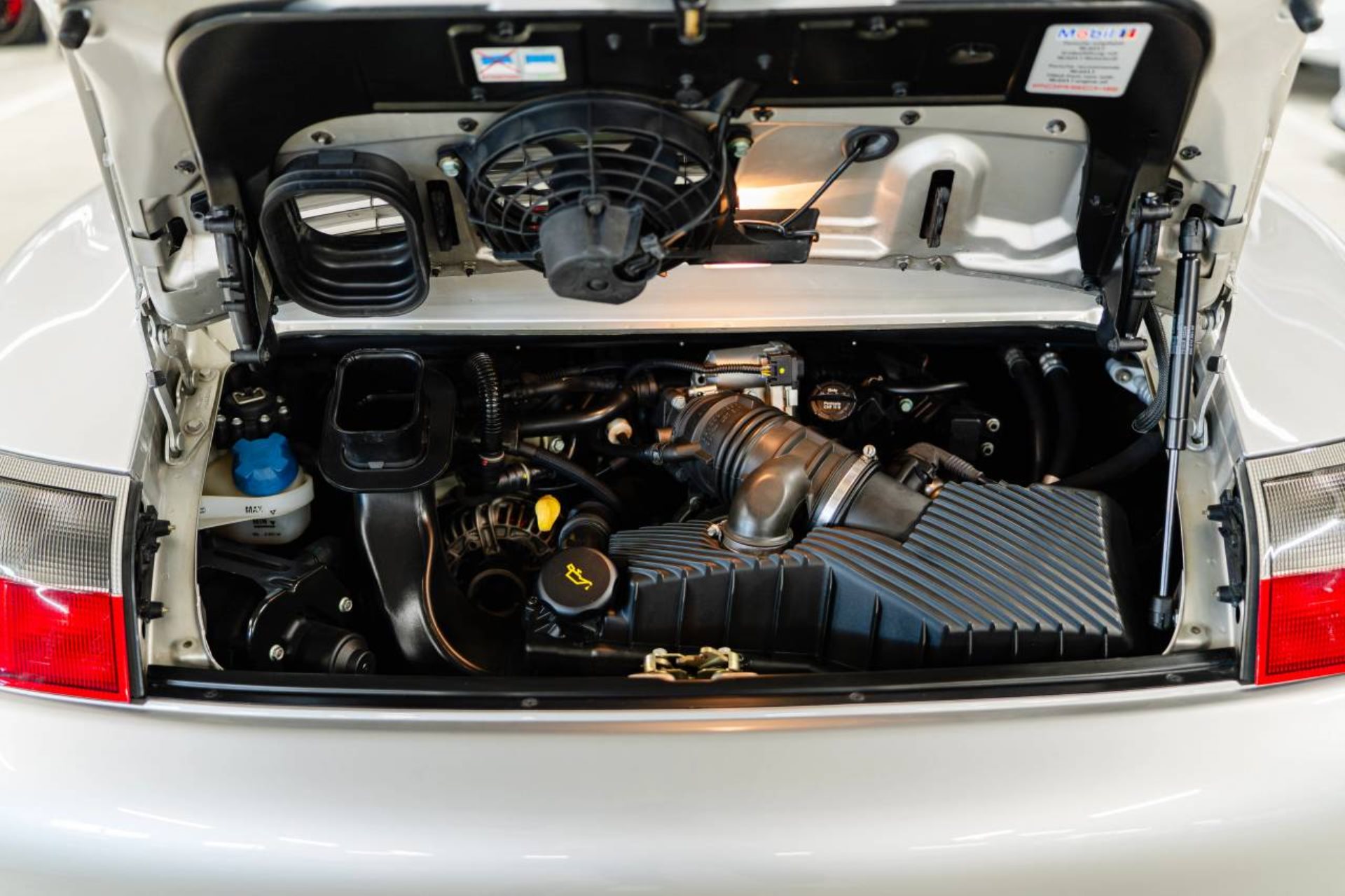 PORSCHE 911 Carrera Coupé-image-11