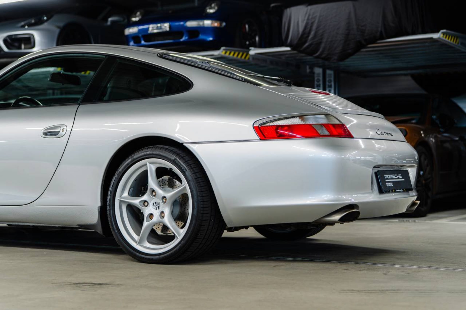 PORSCHE 911 Carrera Coupé-image-8