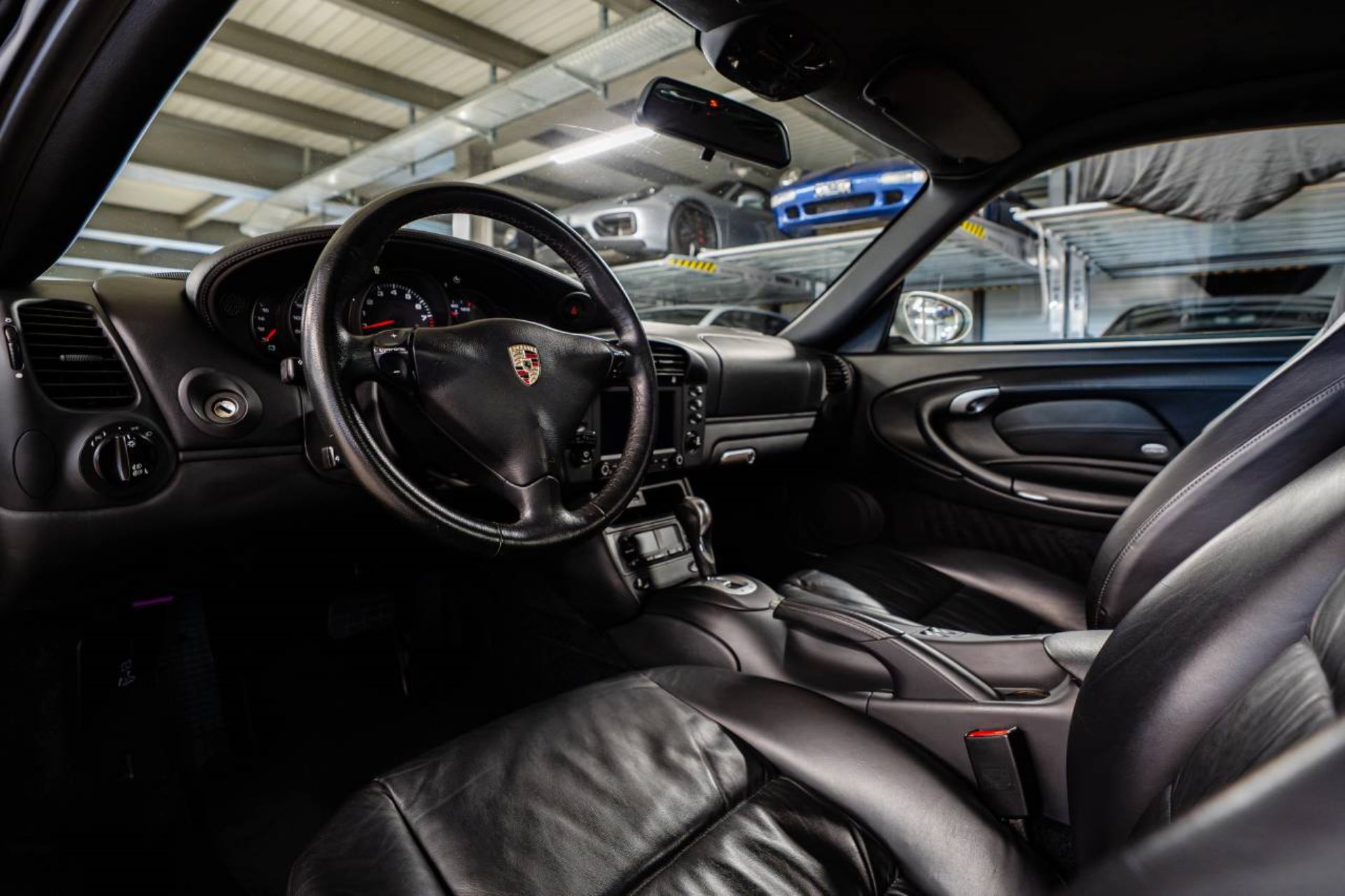 PORSCHE 911 Carrera Coupé-image-13