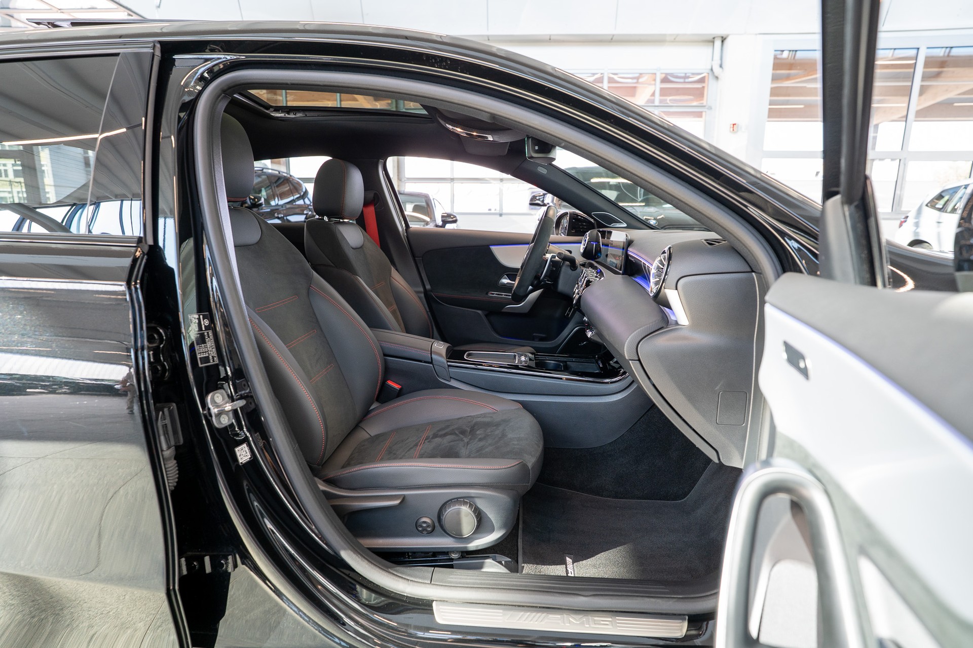 MERCEDES-BENZ A 35 AMG 4matic Limousine / Aero-Paket / Panorama / Burmester-image-14