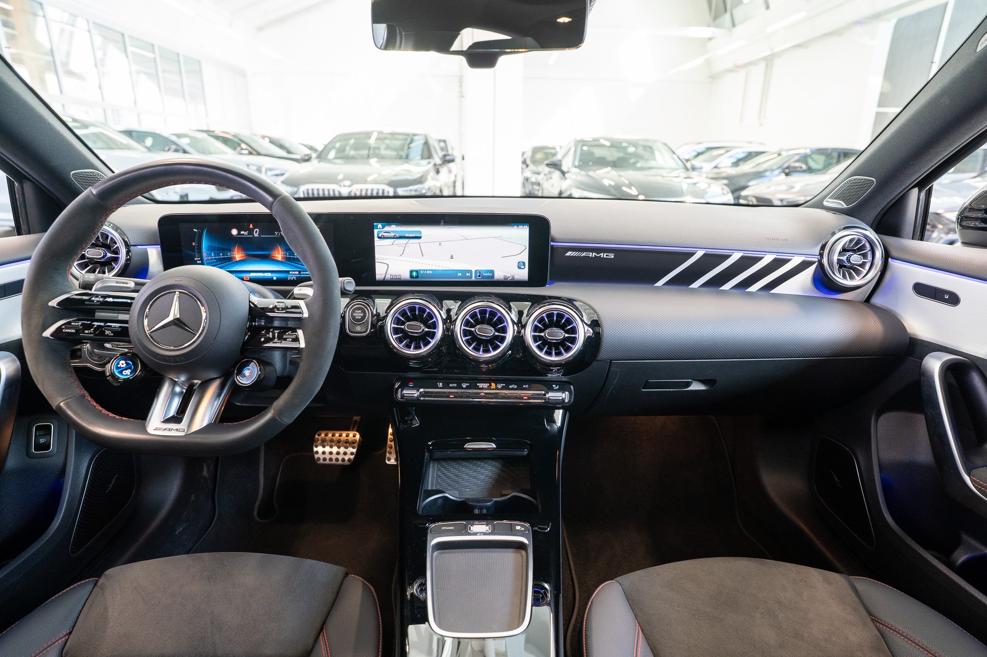 MERCEDES-BENZ A 35 AMG 4matic Limousine / Aero-Paket / Panorama / Burmester-image-16