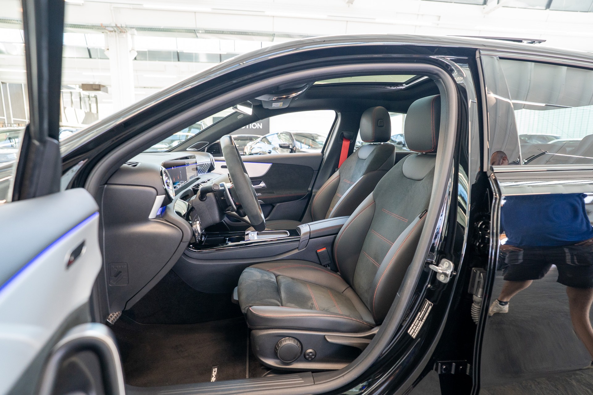 MERCEDES-BENZ A 35 AMG 4matic Limousine / Aero-Paket / Panorama / Burmester-image-8