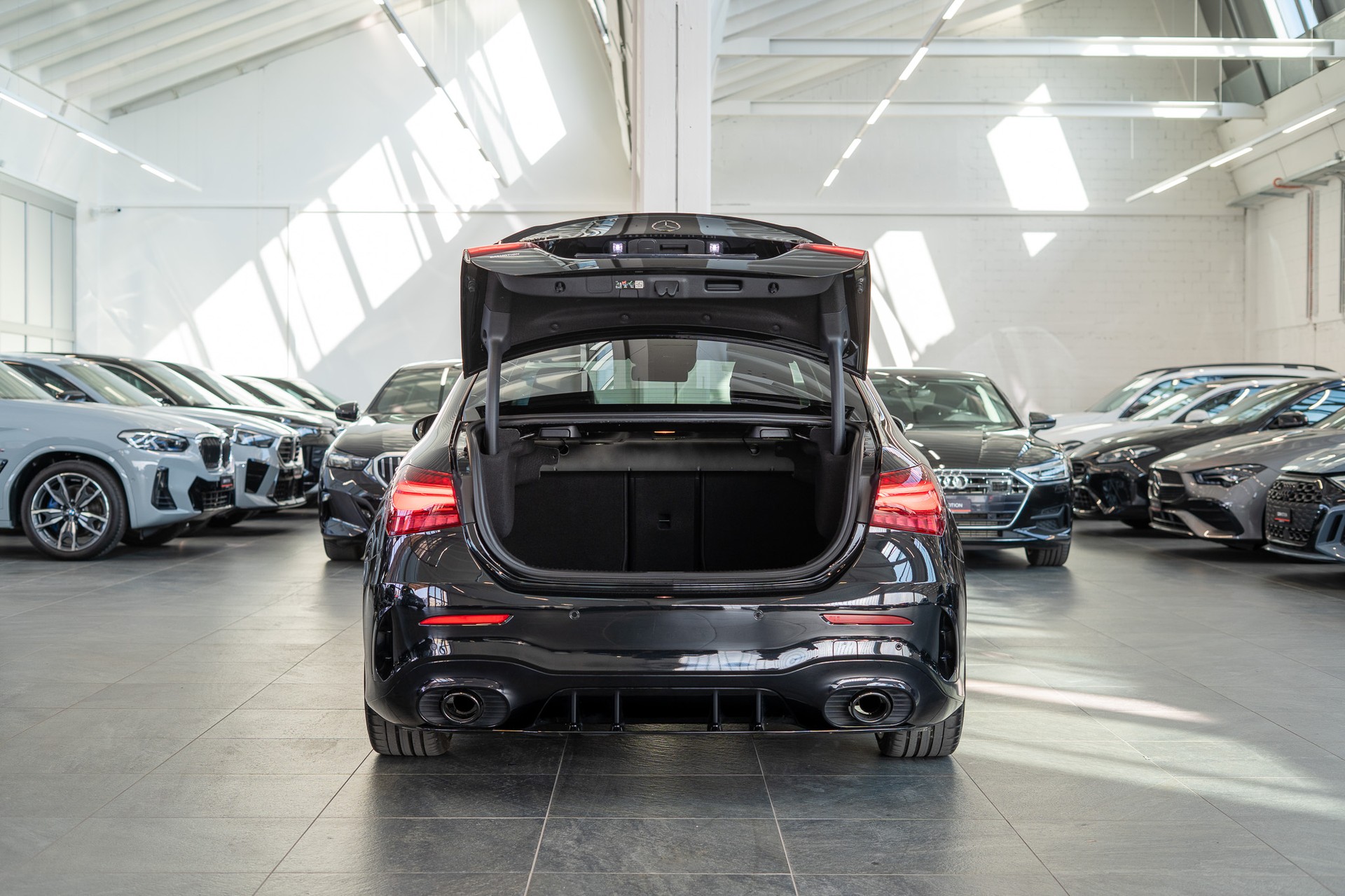 MERCEDES-BENZ A 35 AMG 4matic Limousine / Aero-Paket / Panorama / Burmester-image-6