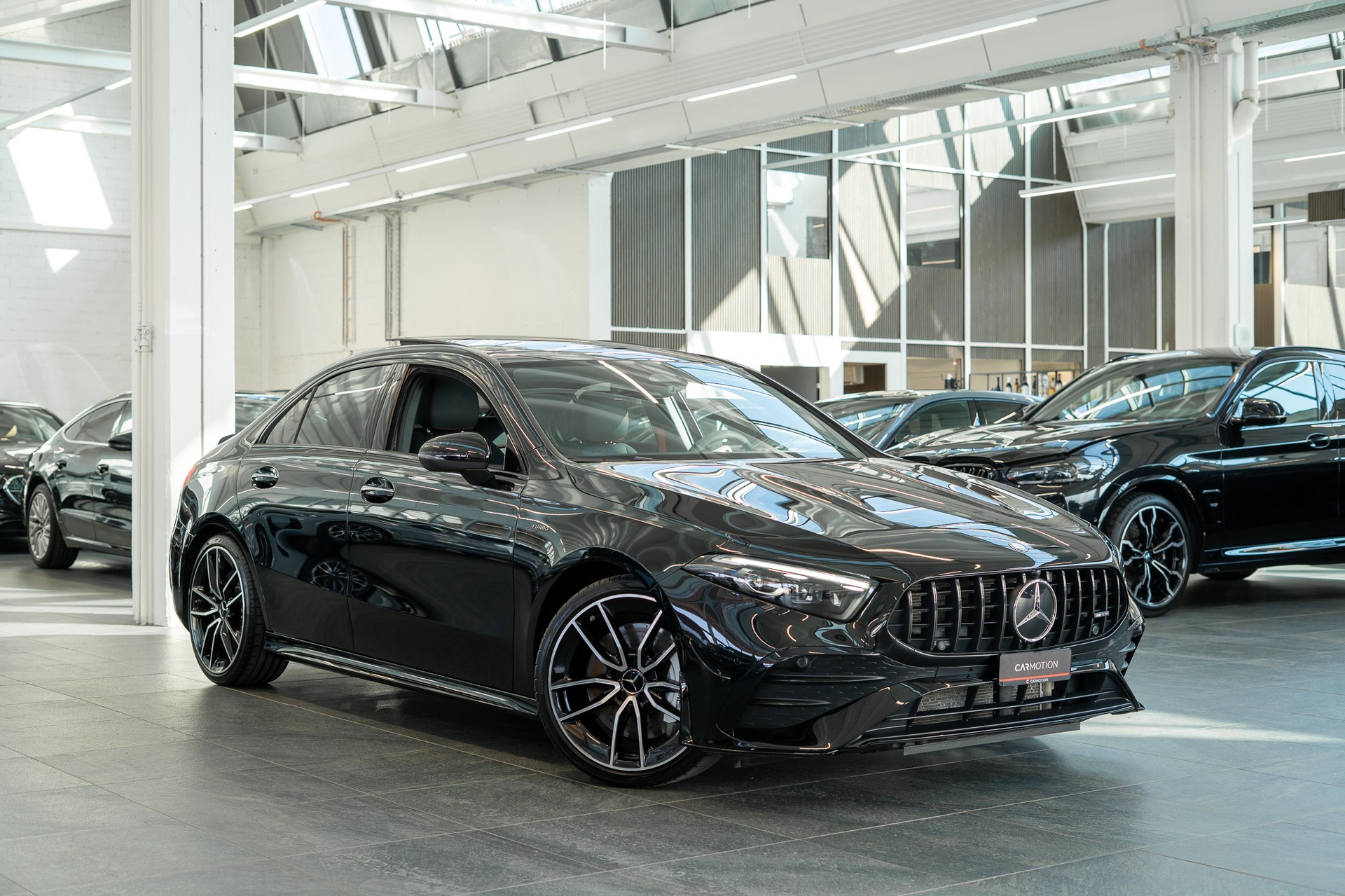 MERCEDES-BENZ A 35 AMG 4matic Limousine / Aero-Paket / Panorama / Burmester-image-2