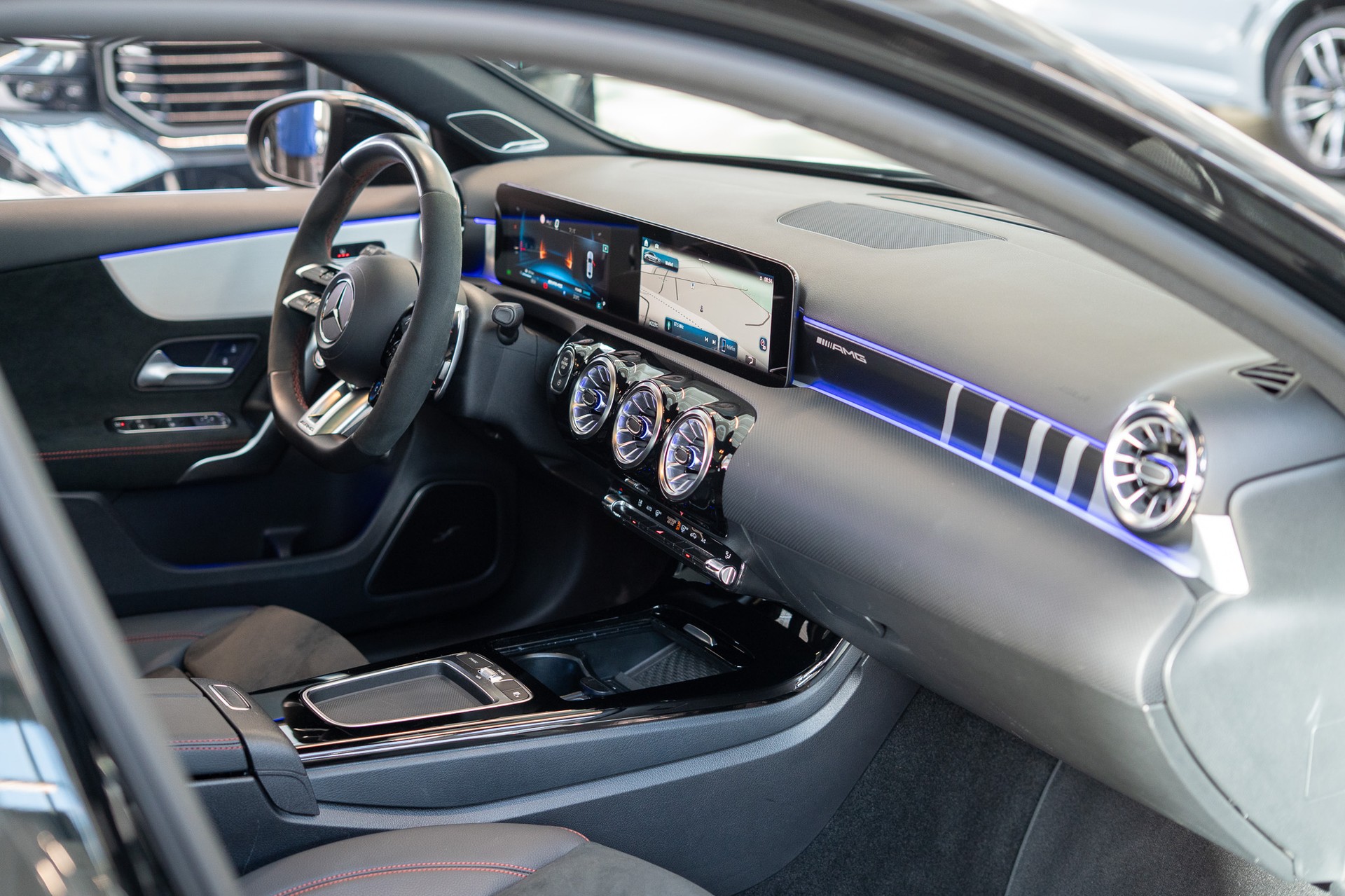 MERCEDES-BENZ A 35 AMG 4matic Limousine / Aero-Paket / Panorama / Burmester-image-15