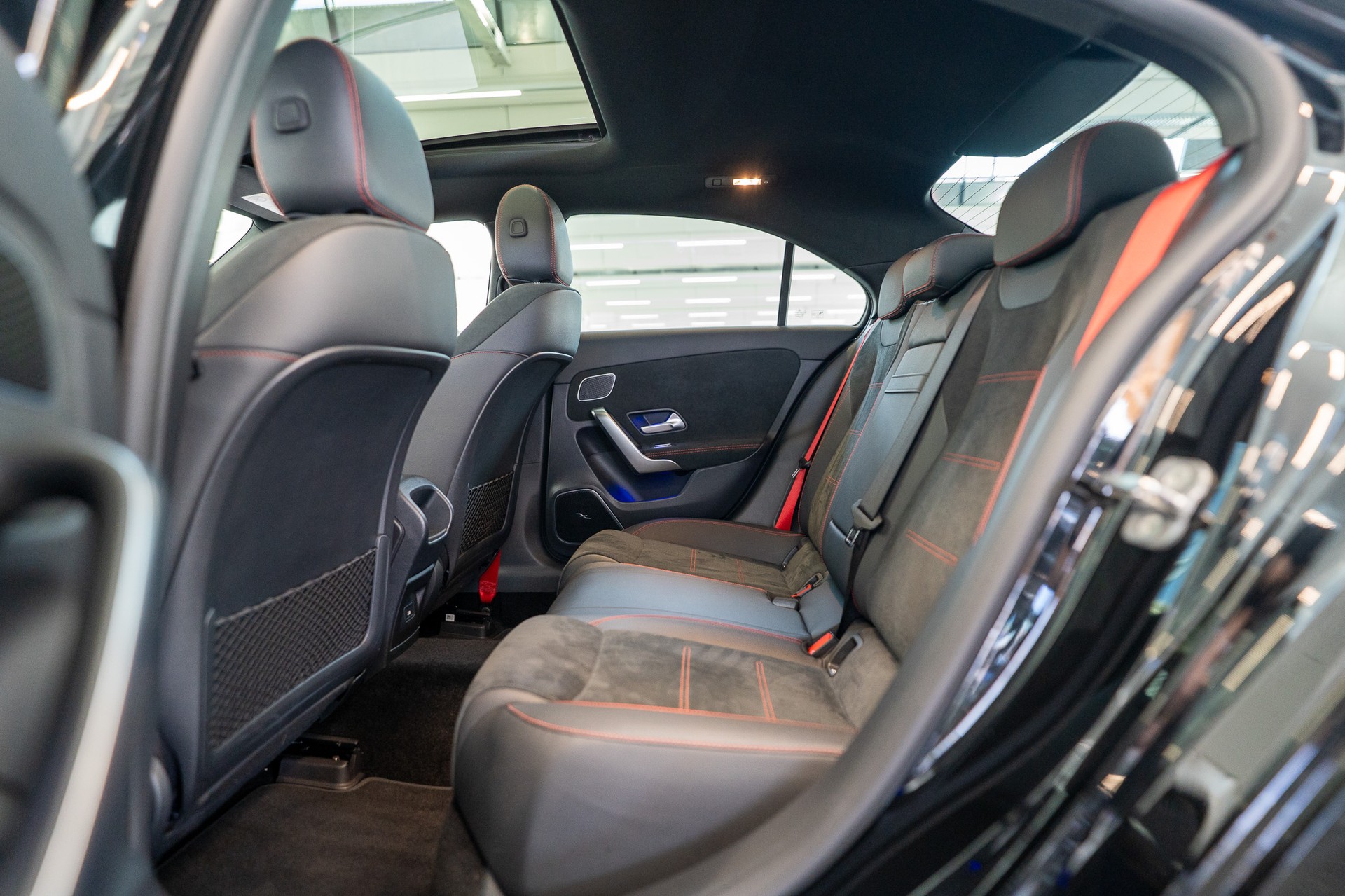 MERCEDES-BENZ A 35 AMG 4matic Limousine / Aero-Paket / Panorama / Burmester-image-12