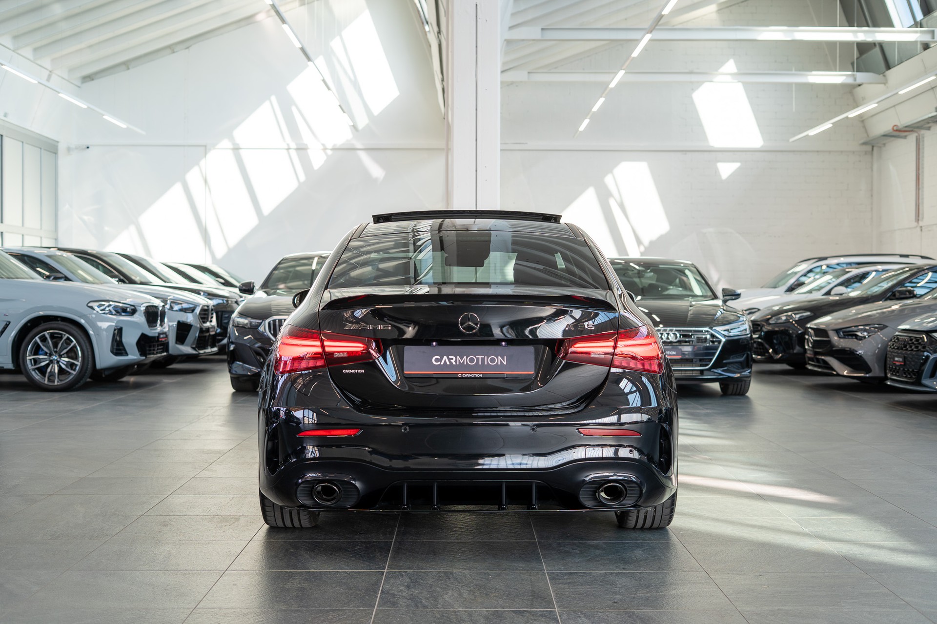 MERCEDES-BENZ A 35 AMG 4matic Limousine / Aero-Paket / Panorama / Burmester-image-4