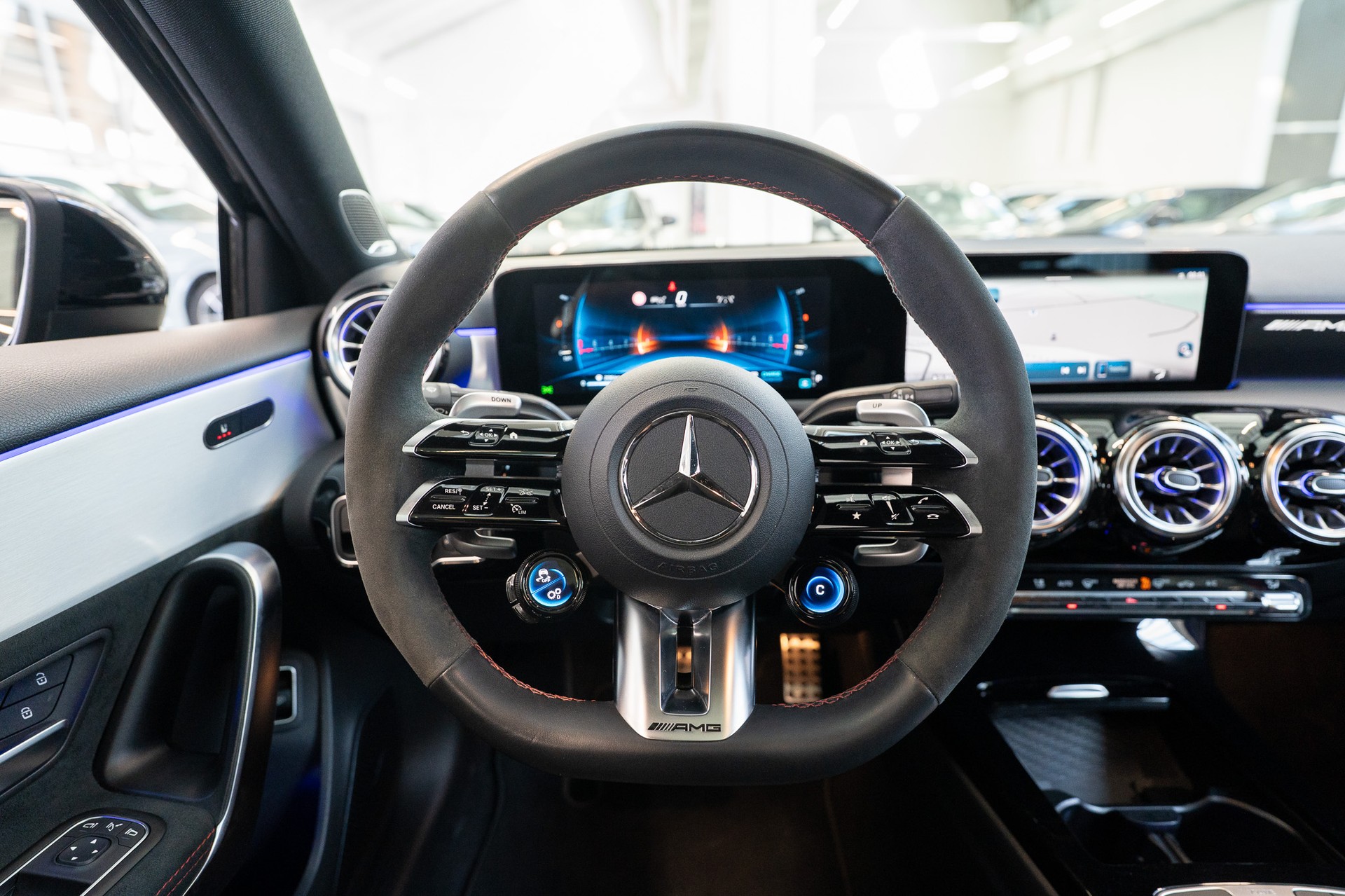 MERCEDES-BENZ A 35 AMG 4matic Limousine / Aero-Paket / Panorama / Burmester-image-17