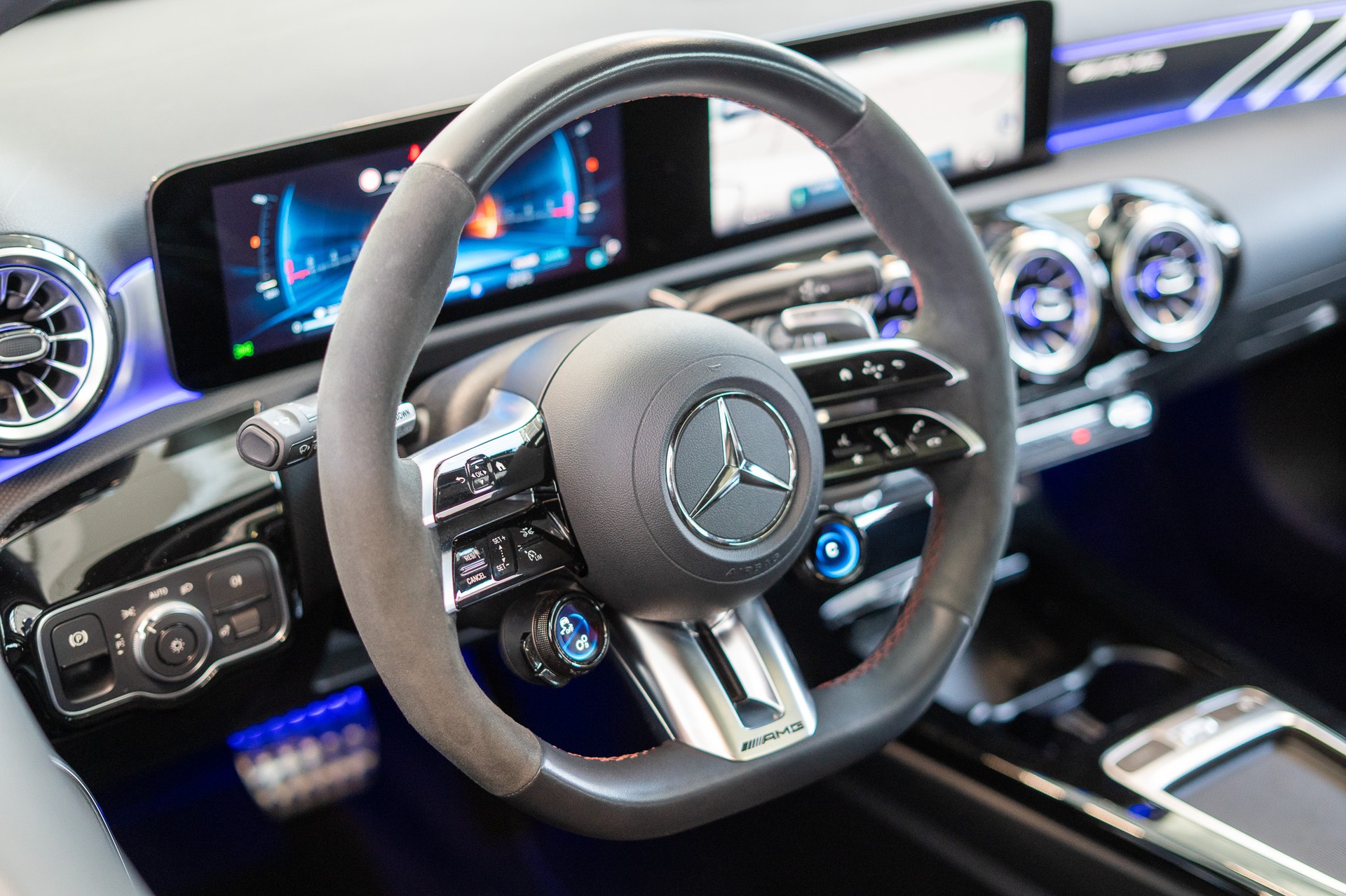 MERCEDES-BENZ A 35 AMG 4matic Limousine / Aero-Paket / Panorama / Burmester-image-10