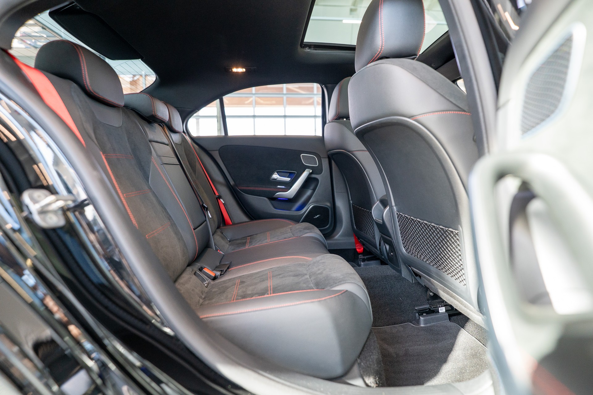 MERCEDES-BENZ A 35 AMG 4matic Limousine / Aero-Paket / Panorama / Burmester-image-13