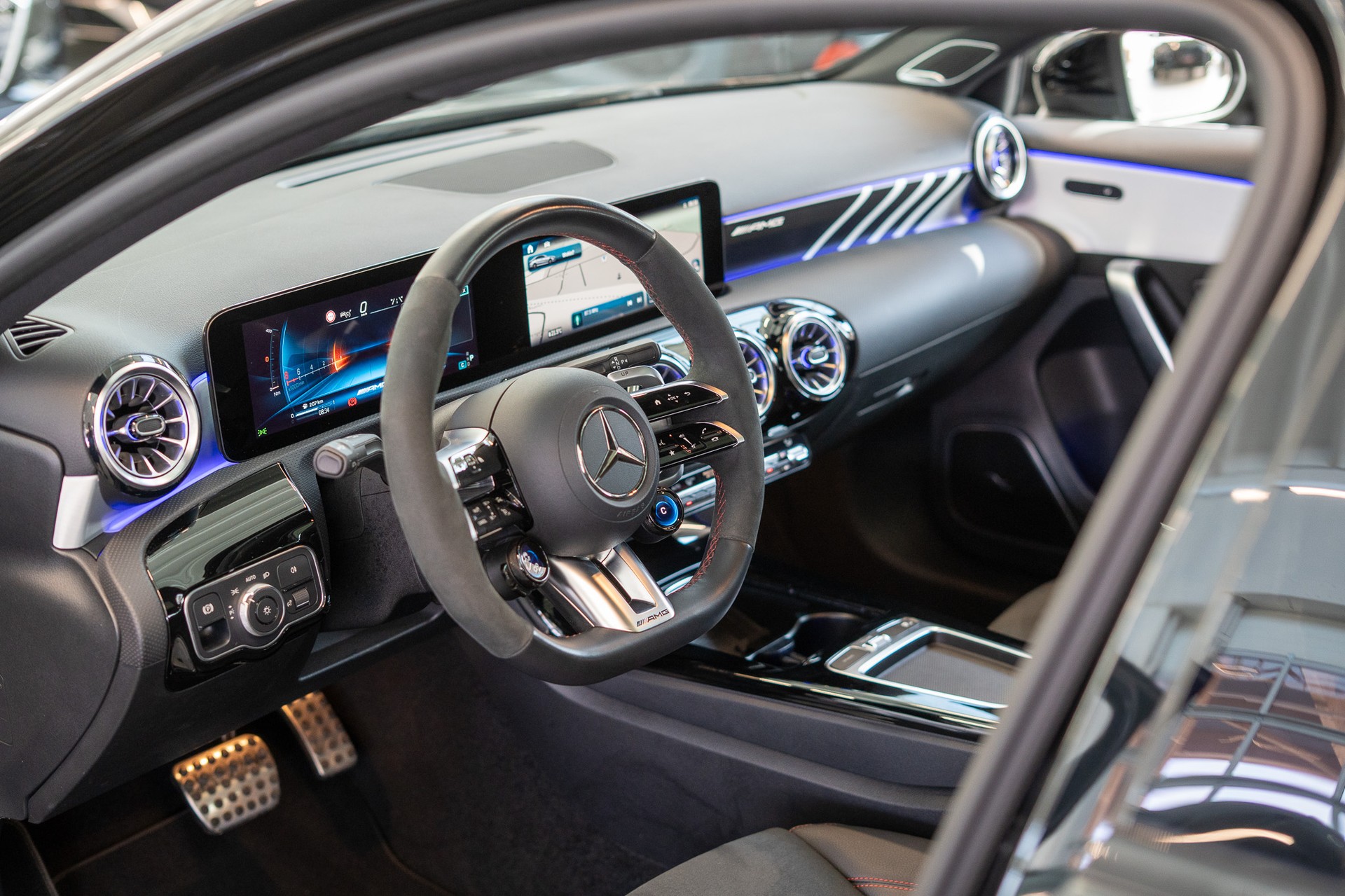 MERCEDES-BENZ A 35 AMG 4matic Limousine / Aero-Paket / Panorama / Burmester-image-9